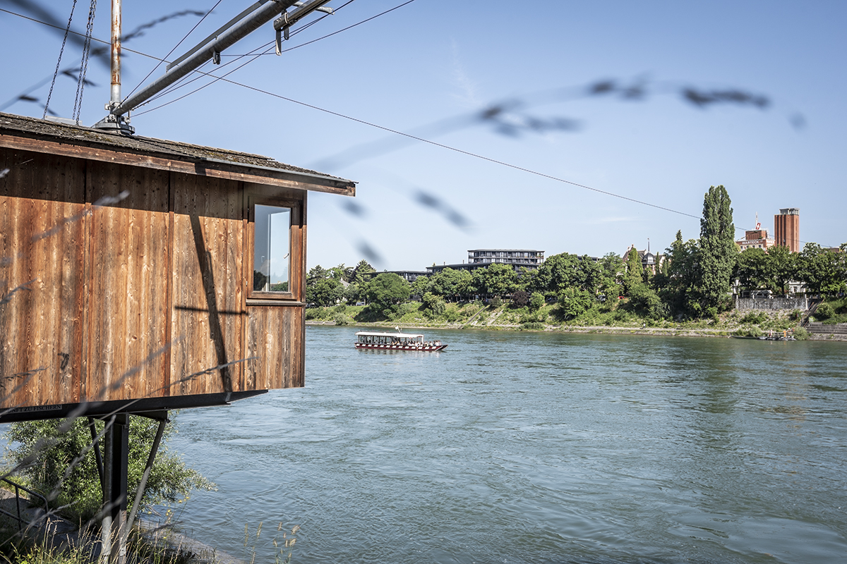 Fischergalgen Basel: Das Rheinwasser, das hier unter dem Bett hindurchströmt, kommt wenige Minuten später ins Blickfeld der Gäste im Hotel Trois Rois am gegenüberliegenden Ufer flussaufwärts.