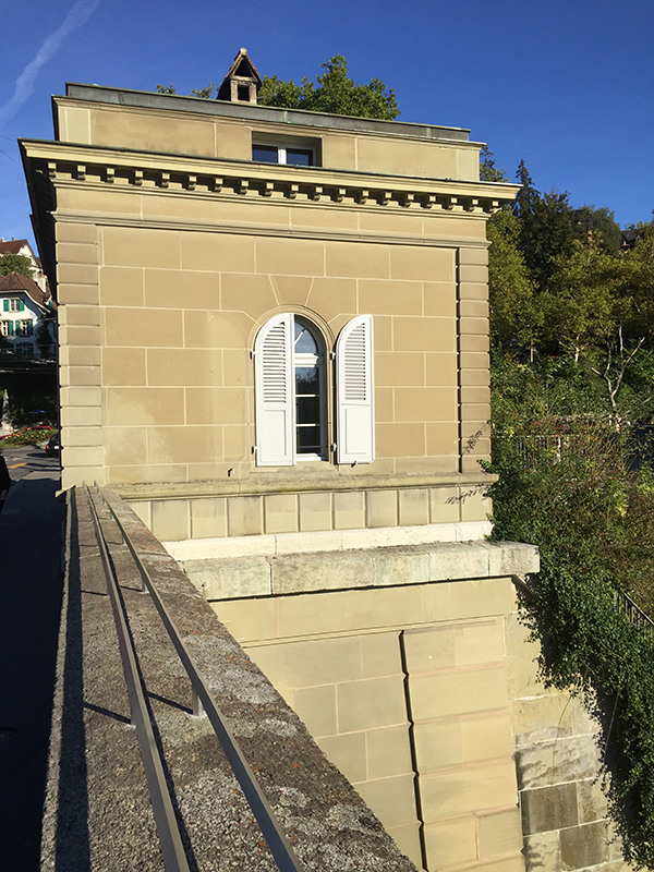 Hotel Zollhaus, Bern: Das Hotel bildet den Kopf eines Brückenpfeilers über der Aare. Direkt vor der Tür verläuft die Hauptachse zwischen Bärengraben und Altstadt, den beiden Hauptattraktionen der Stadt.