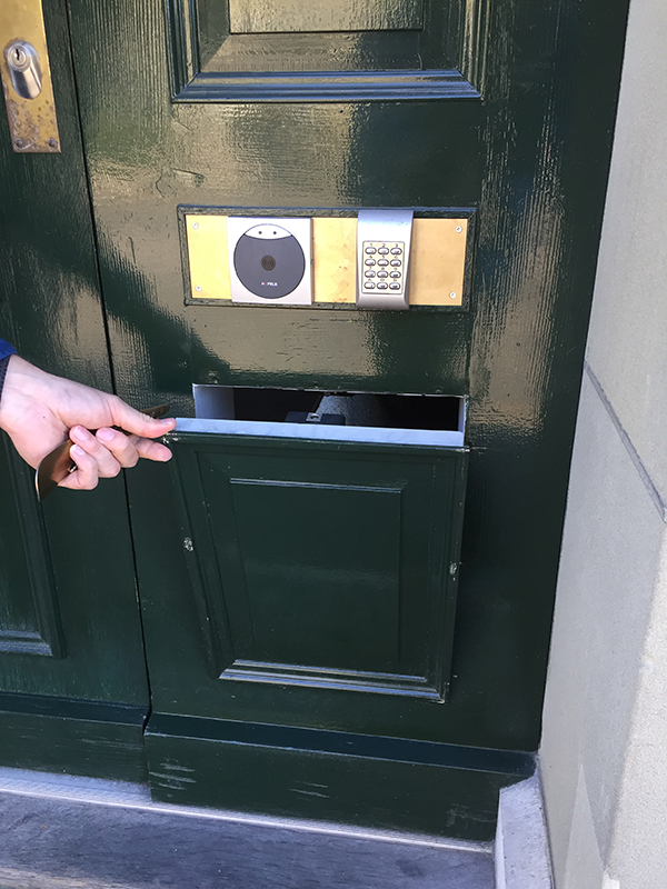 Hotel Zollhaus, Bern: Durch die kleine Klappe in der Tür wird das Frühstück vom benachbarten Restaurant angeliefert.