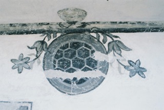 Türalihuus, Valendas GR: Fassadendetail: Der Zustand der Malereien wurde mit allen Spuren der Zerstörung konserviert.