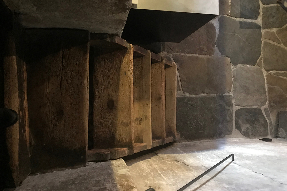 Türalihuus, Valendas GR: Die Treppe von einem zum anderen Niveau innerhalb der Wohnung ist mit eingestellten Treppen gelöst. Schmiedeeiserne Handläufe wurden hinzugefügt.
