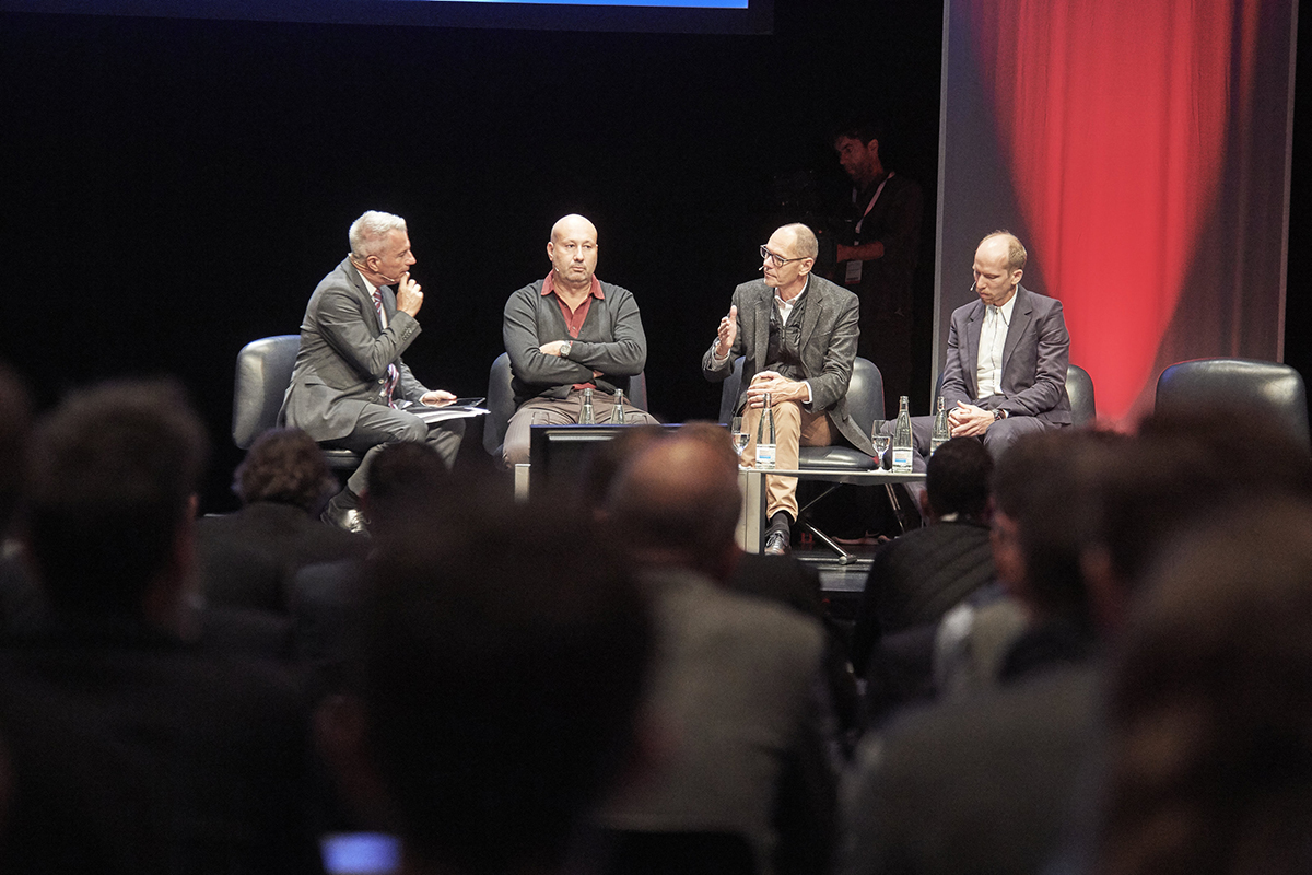 Einschätzungen, Voten und Diskussionen am Gebäudetechnik-Kongress «Digital und smart»; im Bild v.l.n.r.: Moderator Reto Lipp, Sacha Menz, Urs von Arx, Hannes Mayer
