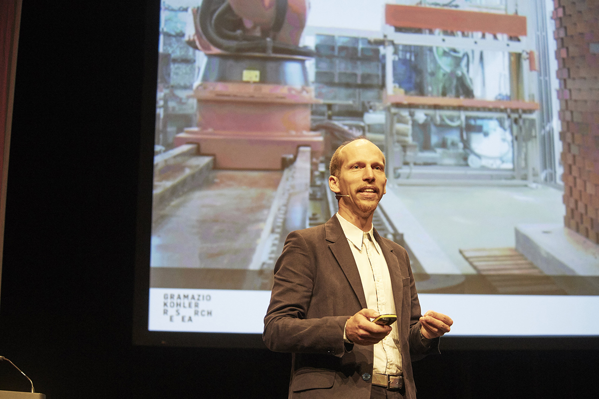 Hannes Mayer, Gramazio Kohler Research, ETH Zürich; sein Referat trug den Titel: «Digital Bauen und Robotik»