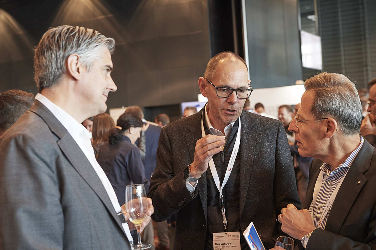 Die Diskussionen wurden in den Kaffeepausen weitergeführt; im Bild v.l.n.r.: Stefan Cadosch, SIA-Präsident, Referent Urs von Arx