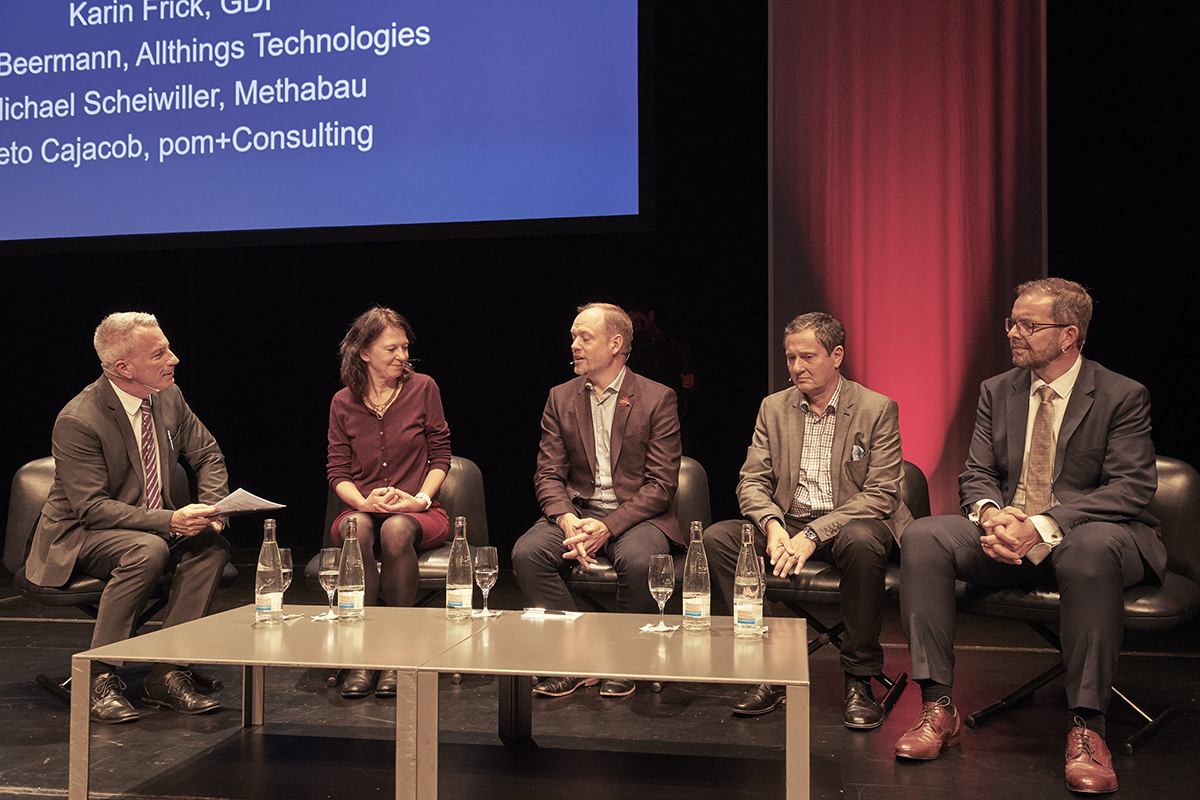 Podiumsgespräch mit (v.l.n.r.): Moderator Reto Lipp, Karin Frick, Leiterin Research, Mitglied der Geschäftsleitung GDI (Referat « Haushalt 4.0 – Wie sich Menschen und Maschinen in Zukunft die Hausarbeit teilen»), Marc Beermann, Mitgründer und COO Allthings Technologies (Referat «Von Ziegel zu Google: Der Wert von Daten in Immobilien»), Reto Cajacob, pom+Consulting (Referat «Betrieb und Big Data»), Michael Scheiwiller, Leiter Projektentwicklung, Methabau (Referat «Gesamtanbieter – Kulturrevolut