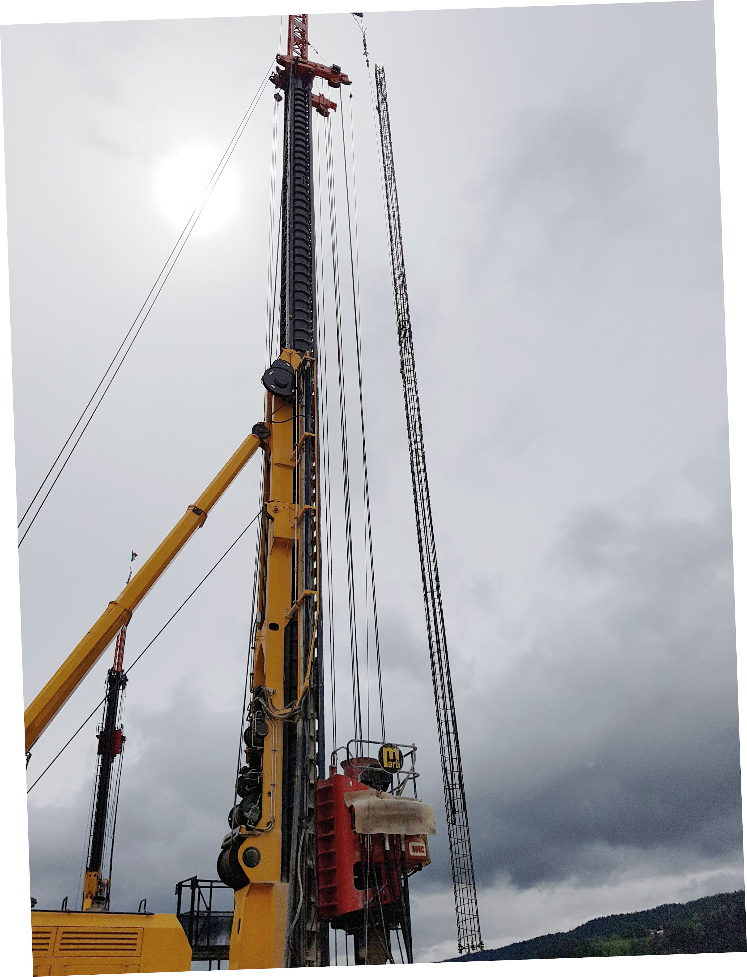 Mise en place de la cage d’armature instrumentée d’un pieu énergétique