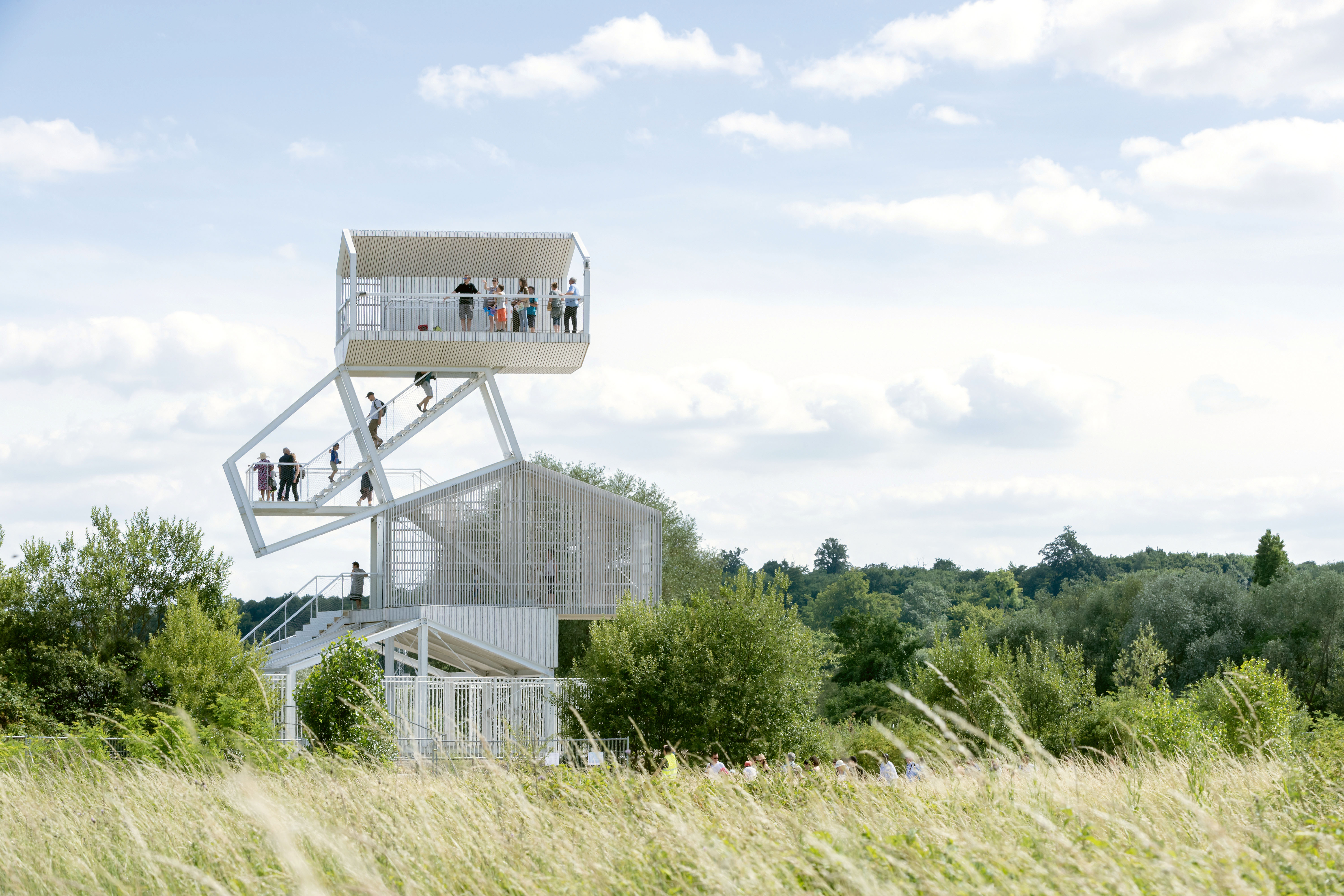 Poissy Galore Observatoire, Paris (projet gagnant) C’est à proximité de Paris, dans le Parc du Peuple de l’herbe à Carrières-sous-Poissy, que les architectes HHF et AWP, ainsi que les ingénieurs d’EVP et de Schnetzer Puskas ont réalisé la tour panoramique Poissy Galore. La construction métallique blanche de 15 m de hauteur se compose de quatre volumes empilés semblables à des maisons. Ils sont conçus comme une ossature métallique et se composent de poutres HEB 200 laquées en blanc et asse