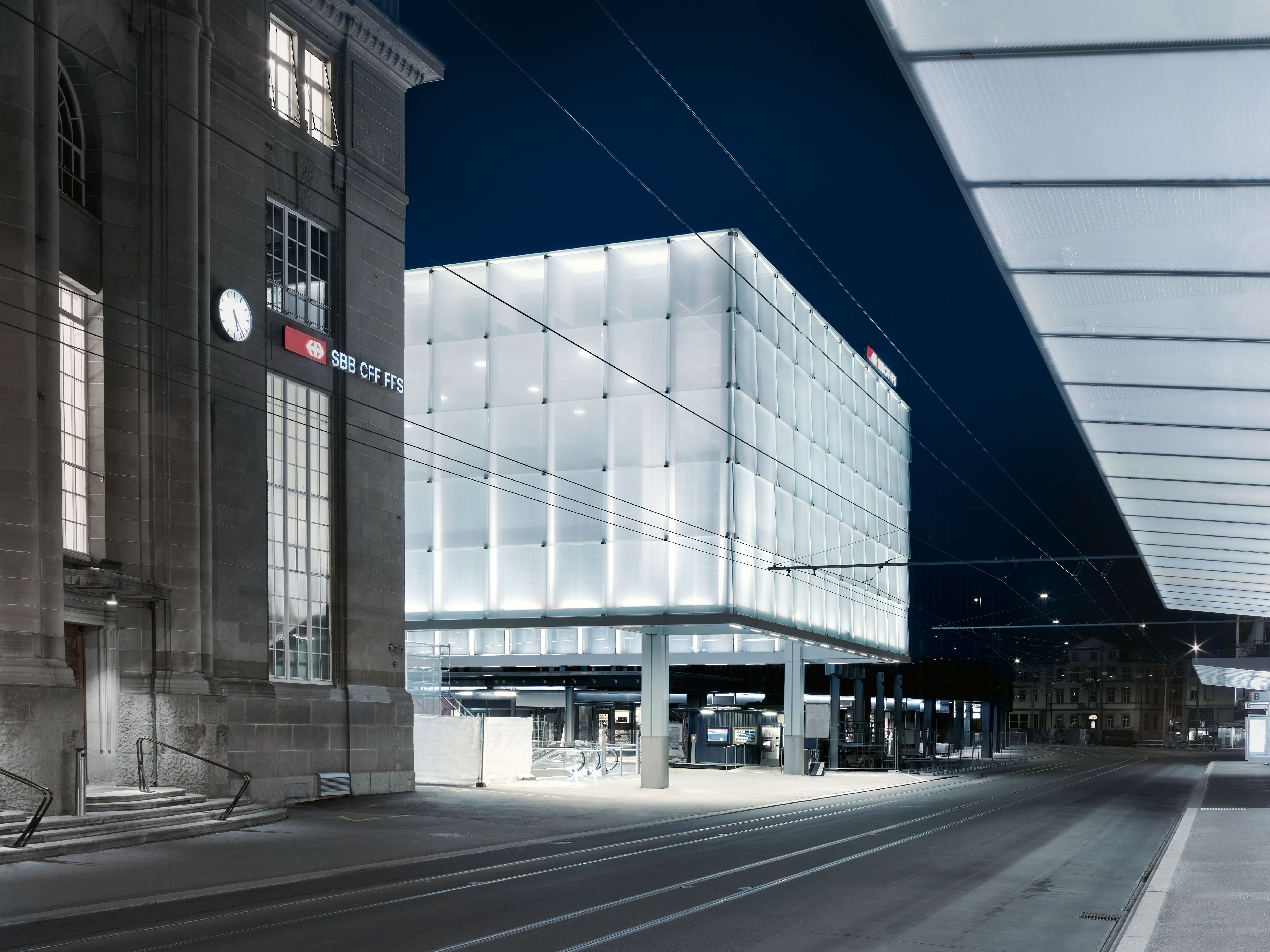 Hall d’arrivée de la gare de Saint-Gall (mention) La structure porteuse du nouveau hall d’arrivée de la gare de Saint-Gall des architectes Giuliani Hönger et des ingénieurs structure Dr. Lüchinger + Meyer se compose d’une trame à quatre points d’appui de poteaux métalliques formant toiture à laquelle sont suspendues des lames métalliques servant d’éléments porteurs des façades vitrées. Quatre poteaux maintenus en pied de poteau et dans la trame complètent l’ossature lisible et ré