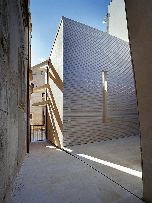 Vincenzo Latina Architetti haben einen monolithischen Pavillon zwischen die Bestandsgebäude eingefügt.