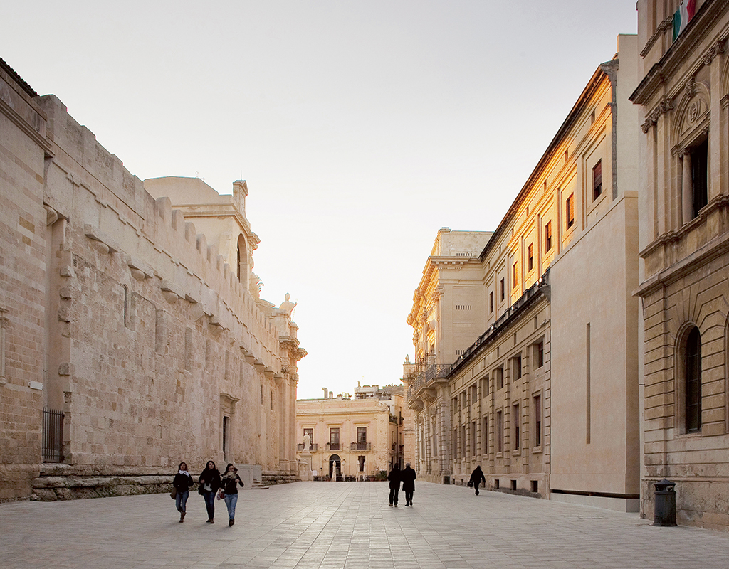 Oben: die Piazza Minerva mit dem Artemision-Pavillon (rechts). Gegenüber erhebt sich die Kathedrale Santa Maria delle Colonne.