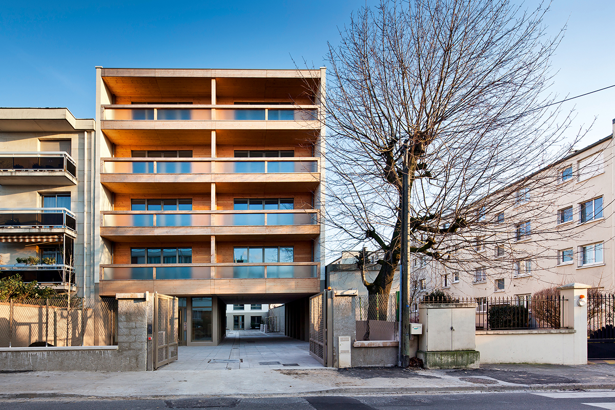 Tragende Wände aus Naturstein wurden mit Balkonkonstruktionen aus Holz kombiniert.