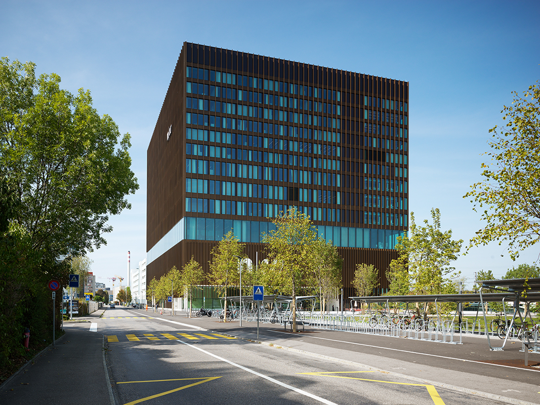 FHNW-Neubau: Ansicht der Ostfassade mit Haupteingang und voranliegendem Park.