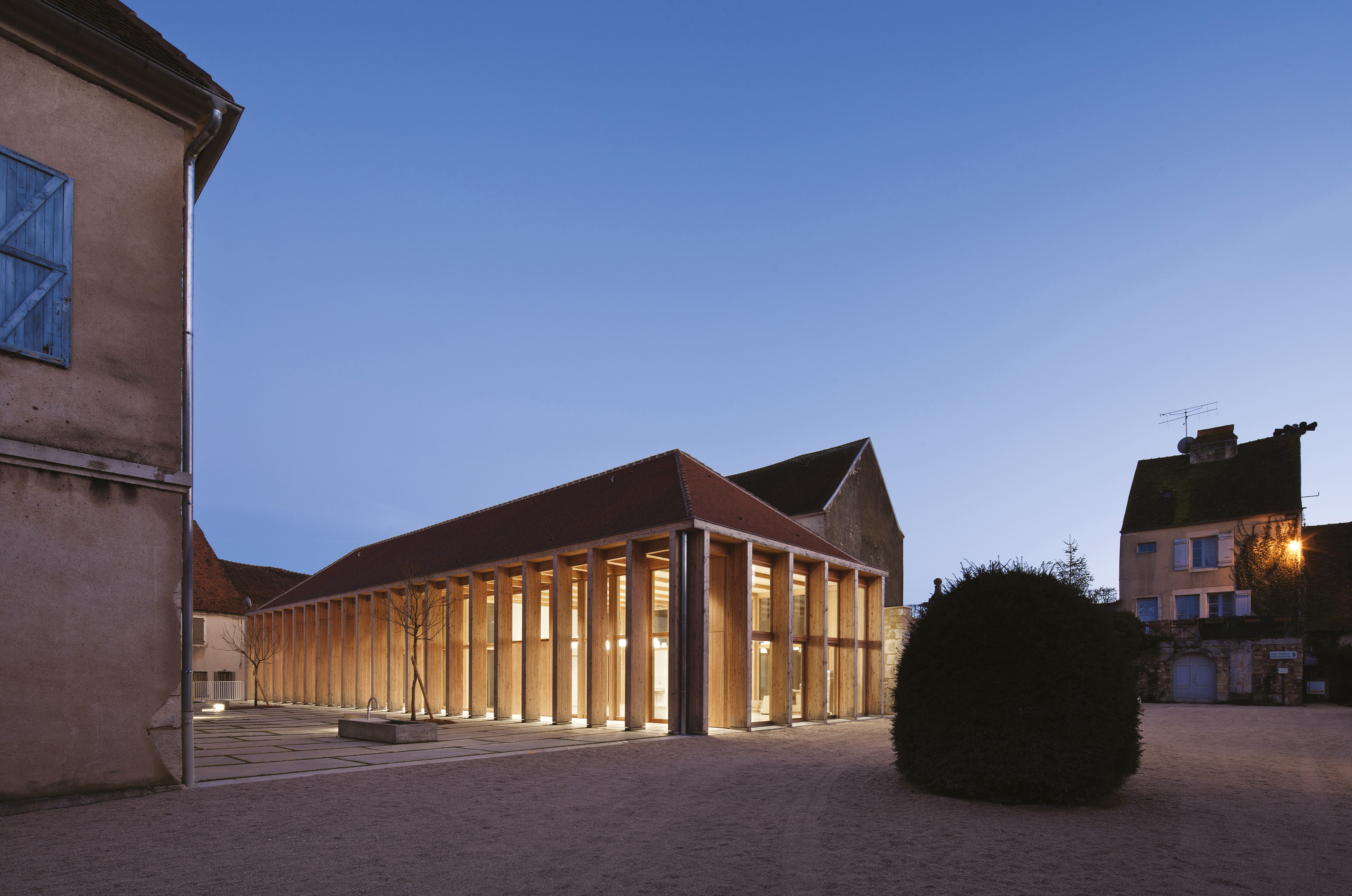 Sur le domaine de l’ancien château, le groupe scolaire restructuré en 2013 par l’agence Bernard Quirot architecte et associés. Le nouveau bâtiment d’accueil périscolaire en structure bois. (Photo Luc Boegli)