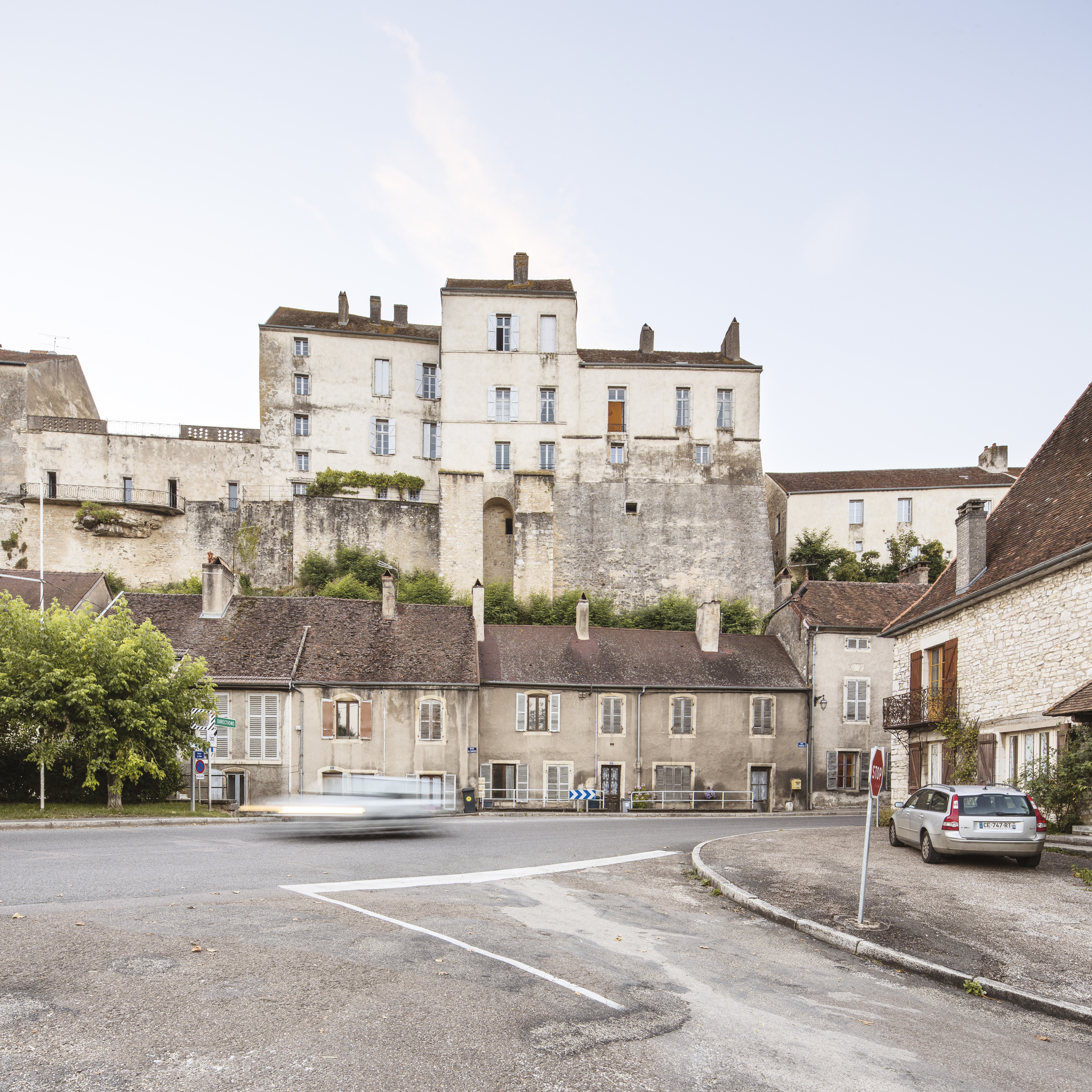 Le site exceptionnel de Pesmes, en bordure de plateau, dominant la vallée. Dans le centre, le bâti est de qualité, mais de nombreux bâtiments sont inoccupés et se dégradent faute d’entretien. (Photos Luc Boegli)
