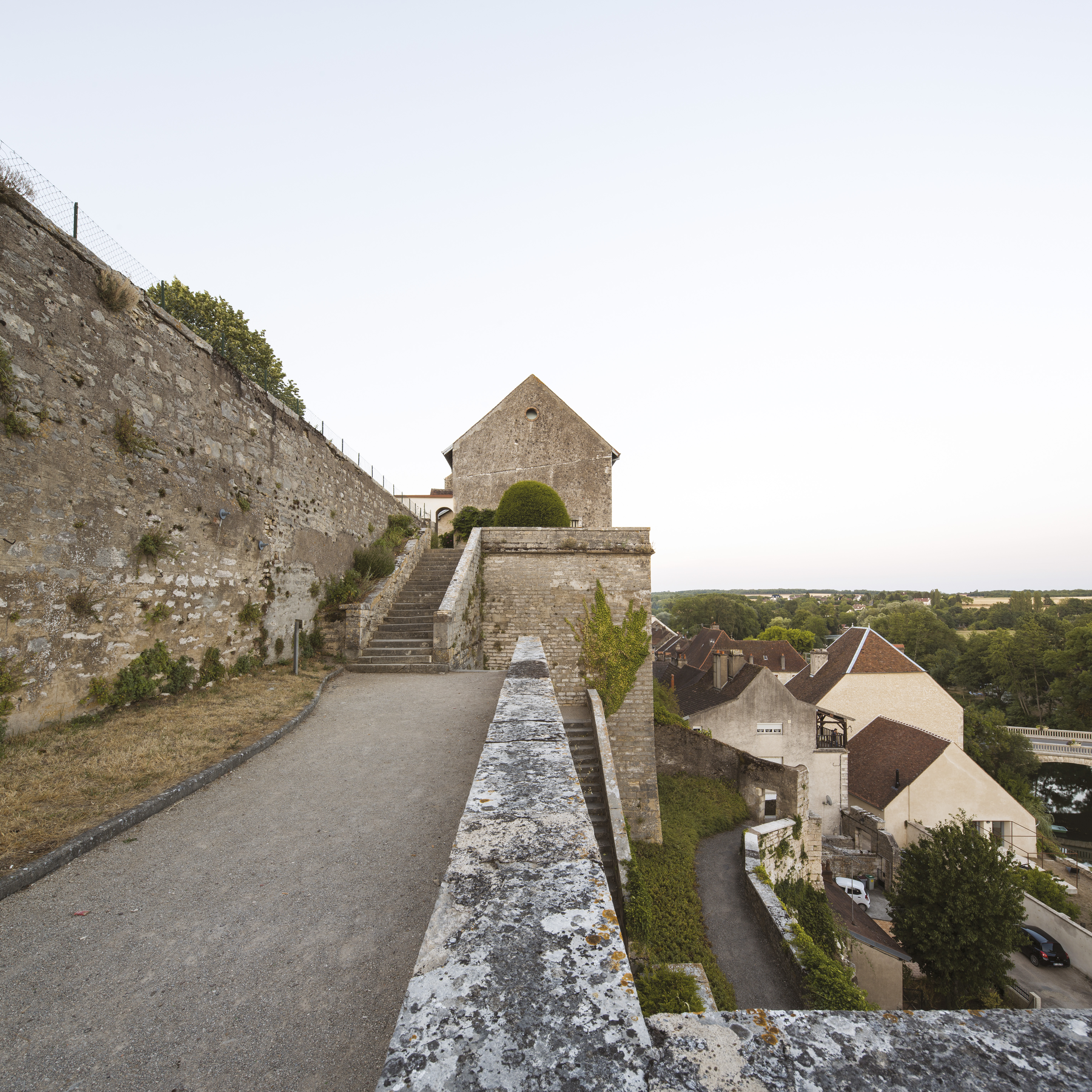 Le site exceptionnel de Pesmes, en bordure de plateau, dominant la vallée. Dans le centre, le bâti est de qualité, mais de nombreux bâtiments sont inoccupés et se dégradent faute d’entretien. (Photo Luc Boegli)