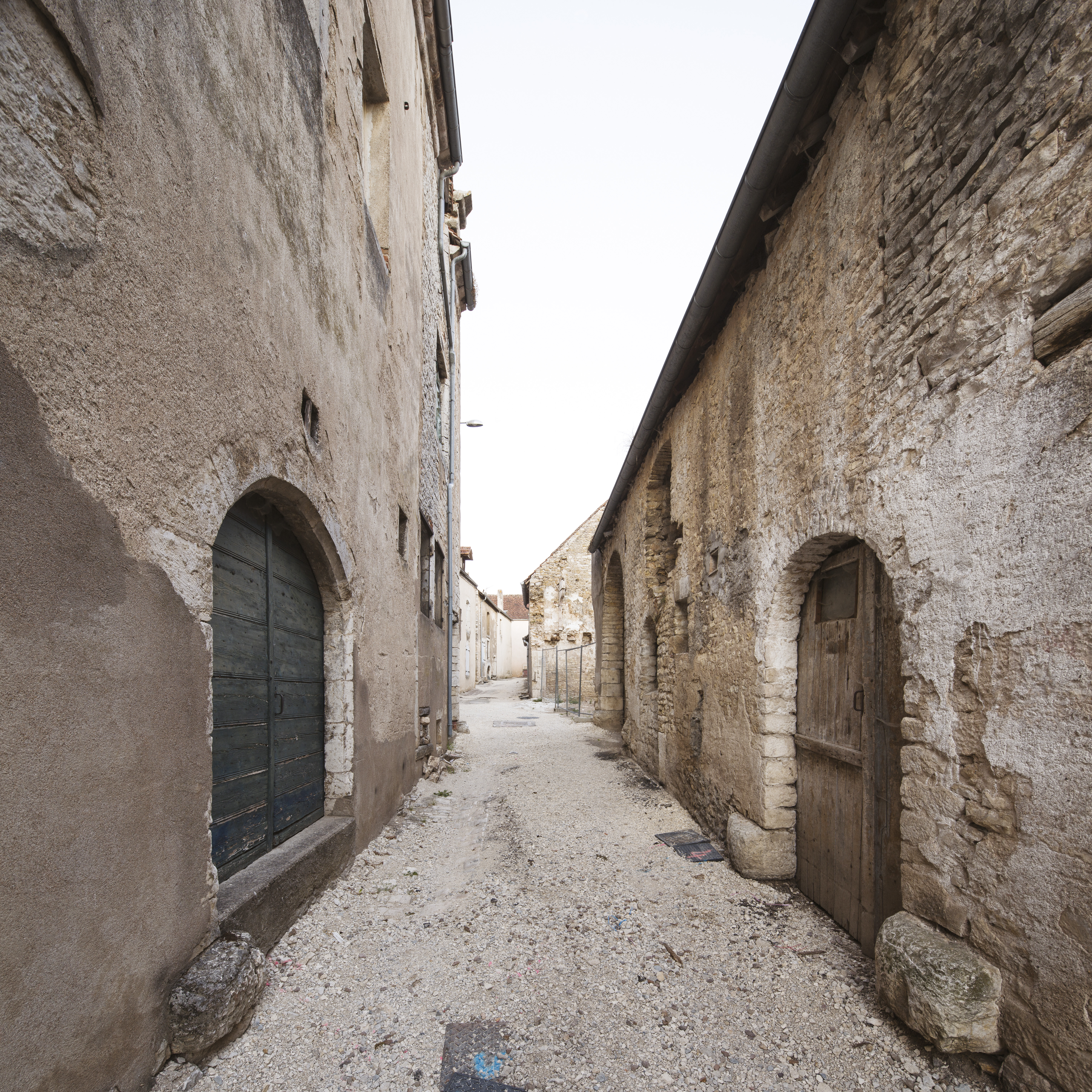 Le site exceptionnel de Pesmes, en bordure de plateau, dominant la vallée. Dans le centre, le bâti est de qualité, mais de nombreux bâtiments sont inoccupés et se dégradent faute d’entretien. (Photo Luc Boegli)