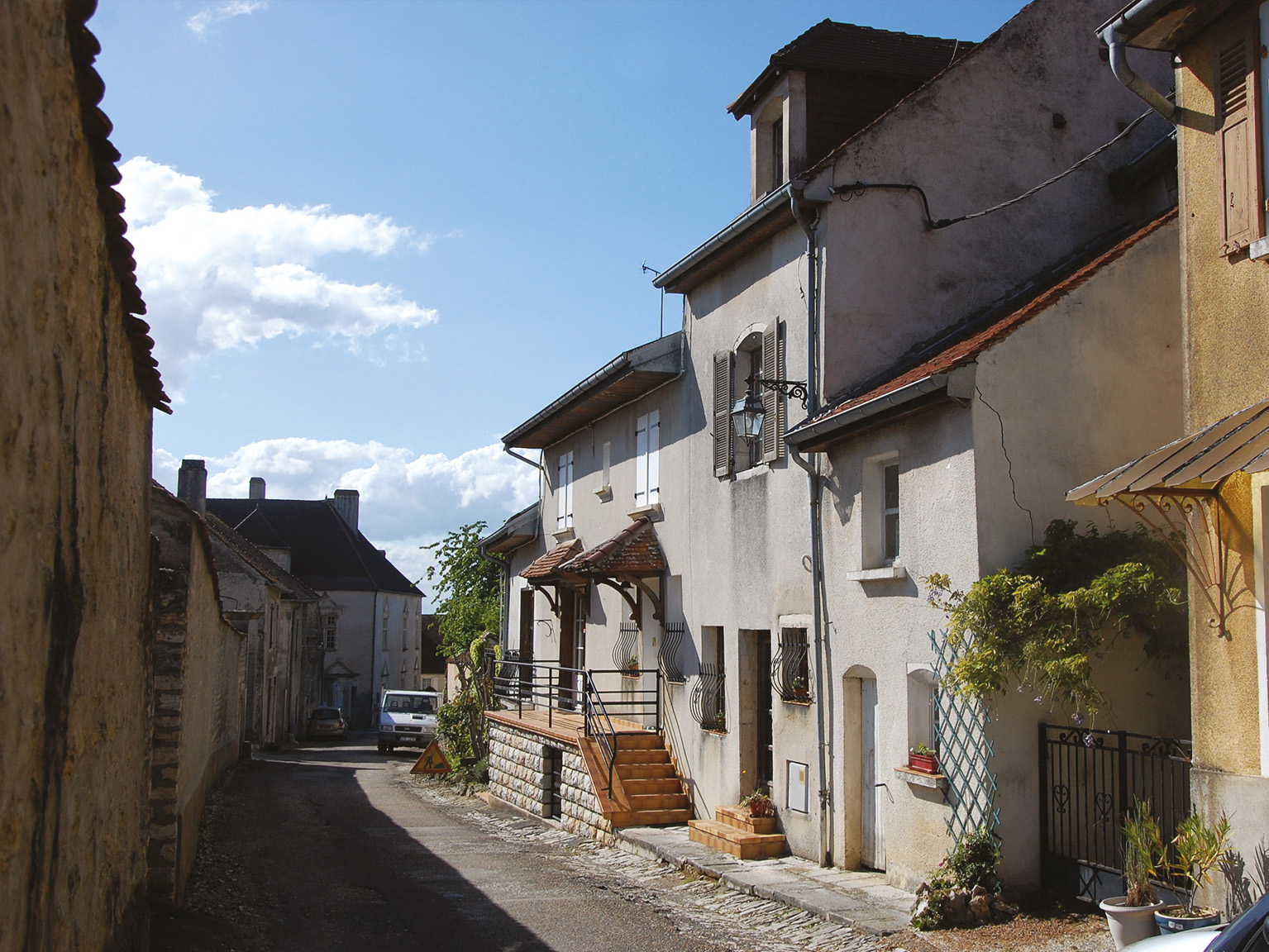 Maison Ferrut, avant. Dans cette maison du 18e siècle, rénovée dans les années 1970, l’association est intervenue à la demande de la propriétaire. Sur ses conseils, les enduits ciment ont été remplacés par des enduits à la chaux aérienne et sables locaux, avec finition talochée pour les façades et « à pierres vues » pour les pignons. Les tuiles mécaniques en toiture ont été supprimées pour retravailler les rives de toiture sur les pignons, ainsi que les auvents et le perron « années 1