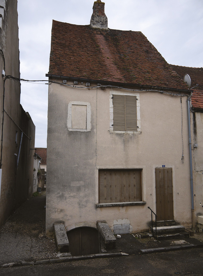 Maison Pedi, avant. L’ensemble était composé d’une maison et de sa tour-escalier Renaissance, et, à l’arrière, d’un corps de bâtiment du 19e siècle et de divers appentis sans caractère. Sur proposition de l’association, les façades dégradées de la maison et la tour-escalier ont été rénovées, le bâtiment et les appentis ont été démolis pour révéler l’architecture de la tour. Les deux anciennes cours ont été réunies pour créer un jardin arboré clos de murs en pierre et un n