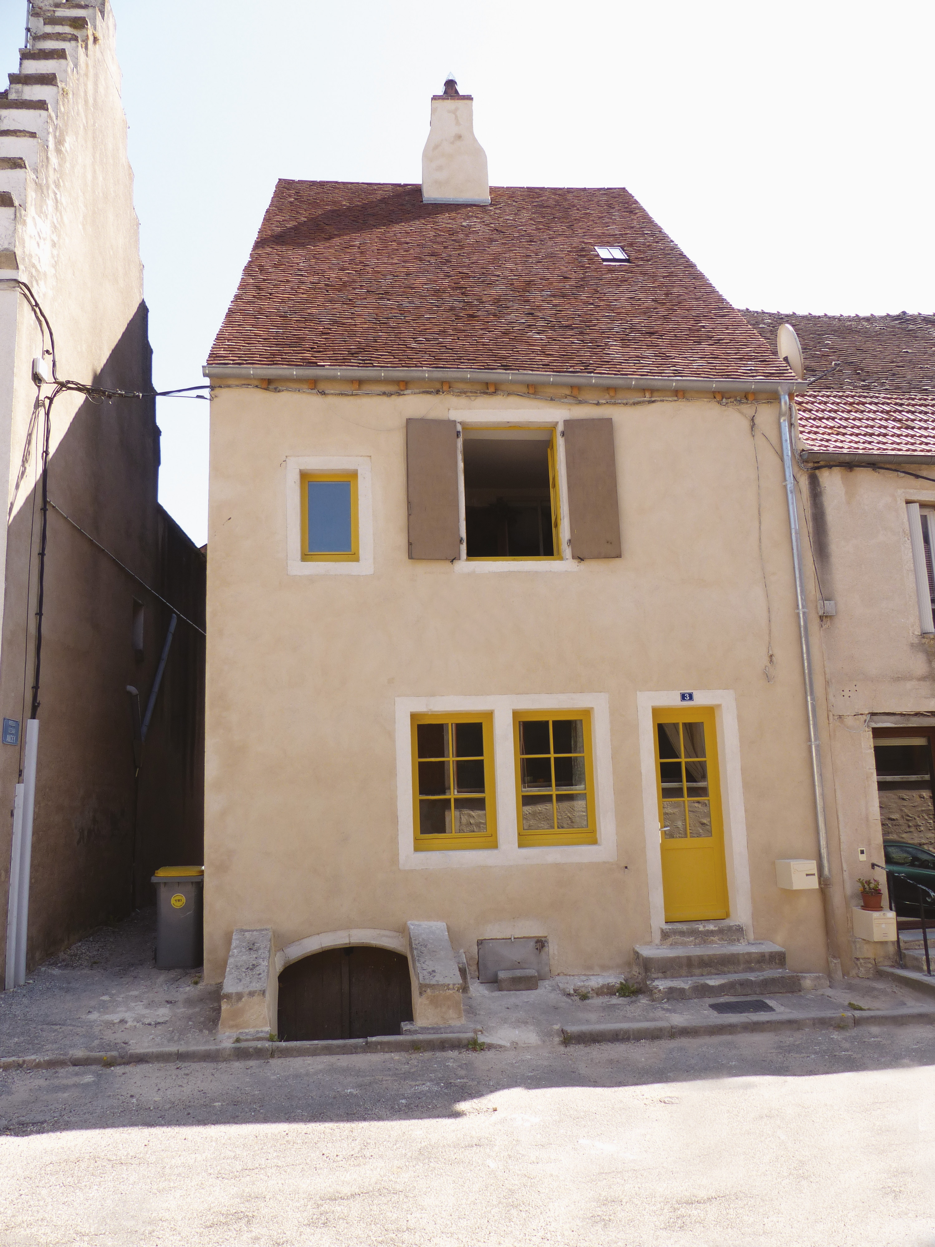 Maison Pedi, après. L’ensemble était composé d’une maison et de sa tour-escalier Renaissance, et, à l’arrière, d’un corps de bâtiment du 19e siècle et de divers appentis sans caractère. Sur proposition de l’association, les façades dégradées de la maison et la tour-escalier ont été rénovées, le bâtiment et les appentis ont été démolis pour révéler l’architecture de la tour. Les deux anciennes cours ont été réunies pour créer un jardin arboré clos de murs en pierre et un