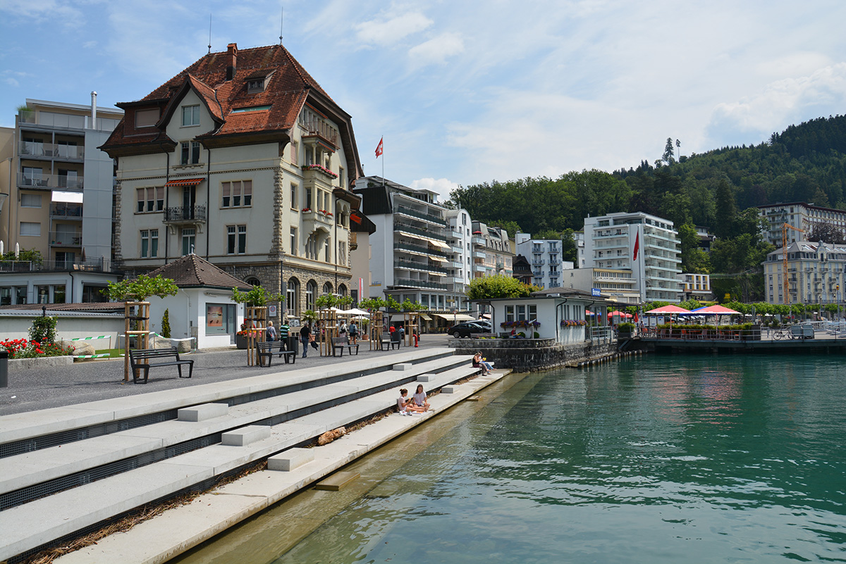 Blick auf die Stufen am Wasser und den Schiffsanlegebereich im Hintergrund.