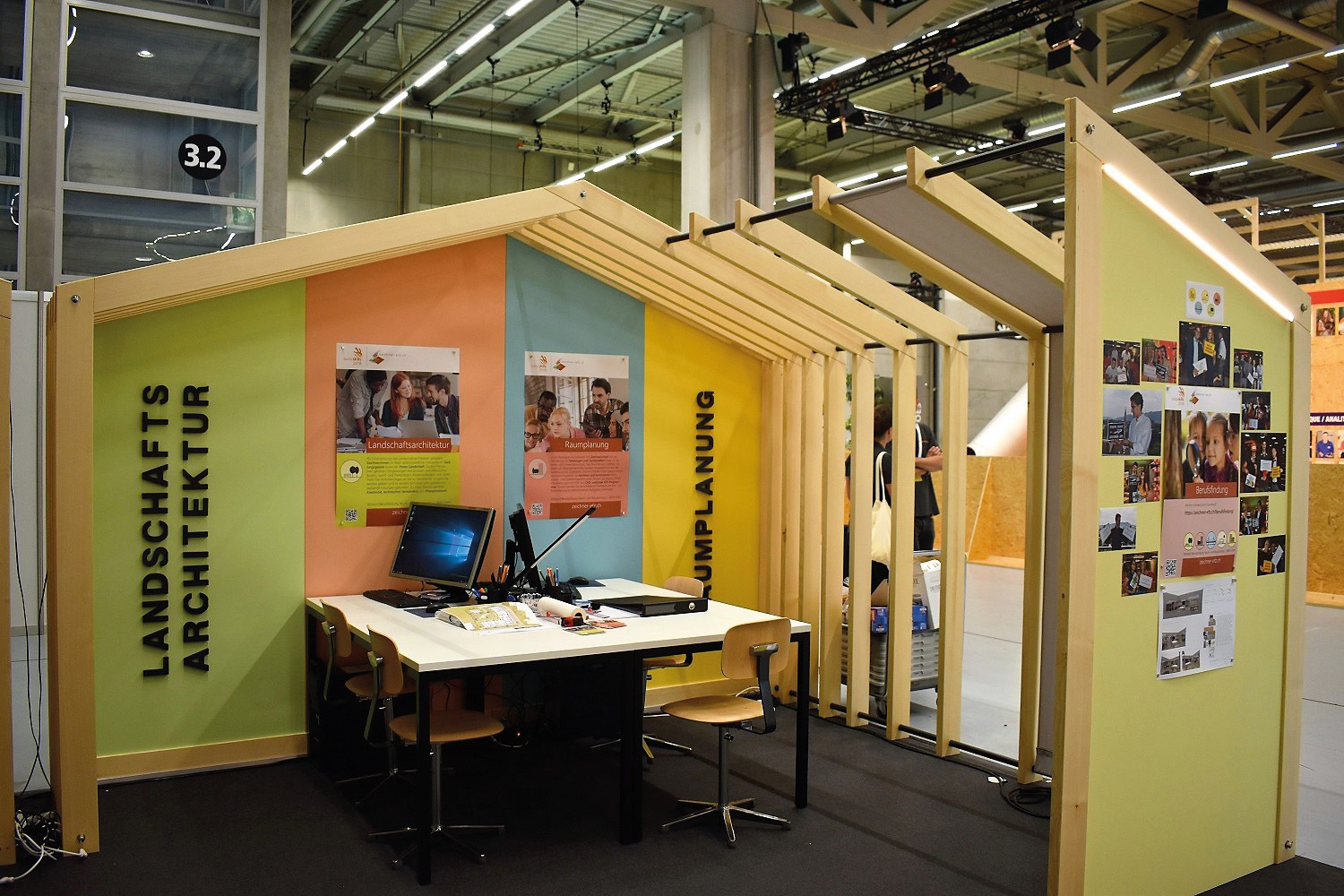 Des apprenties ont piloté le développement et la production du stand des dessinateurs CFC.