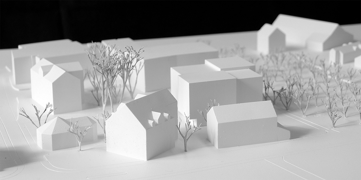 «dreiklang», Rang 2, zeigt ein würfelförmiges Volumen mit leichtem Versatz in der Fassade. Die Positionierung in der südöstlichen Ecke des Perimeters schafft einen Freiraum vis-à-vis der Tagesstätte.