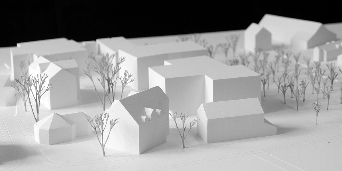 «Bei den Linden», Rang 3, streckt sich Richtung der namen­gebenden Bäume vor der Kapelle. Der fast Z-förmige Grundriss bildet mit seinen Nischen differenzierte Aussenräume.