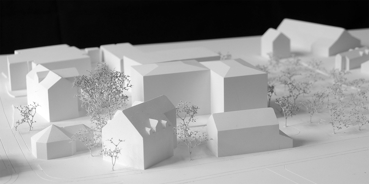 «Stubete» auf Rang 4 präsentiert zwei Volumen, die sich gegenüber der Kapelle zu einem L-förmigen Gebäude verbinden. So entsteht zwischen Neubau, Kapelle, Wohnhaus Mettenweg und Franzosengaden ein grosszügiger Platz.