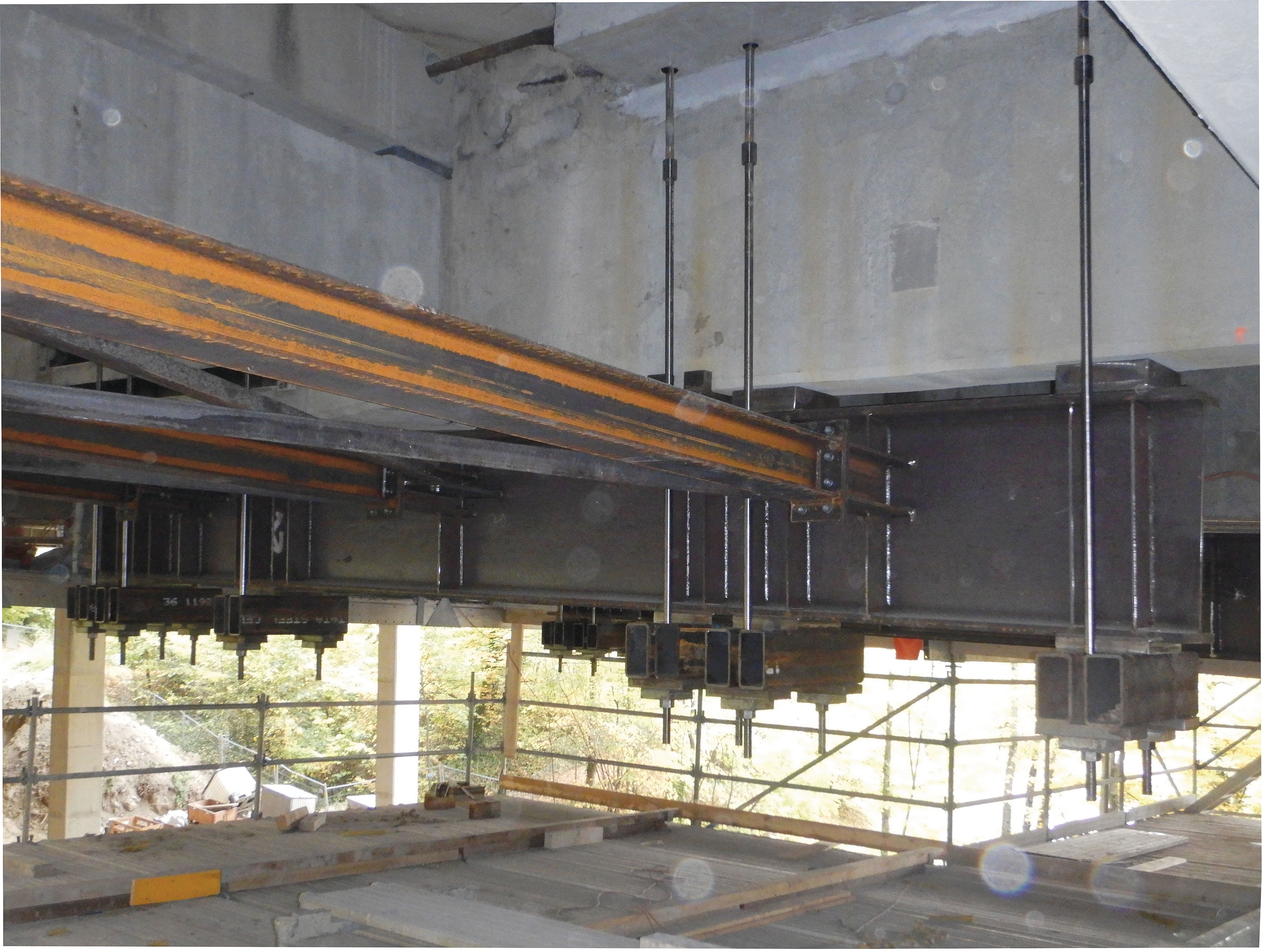 Vue de la charpente métallique supportant l’articulation Gerber