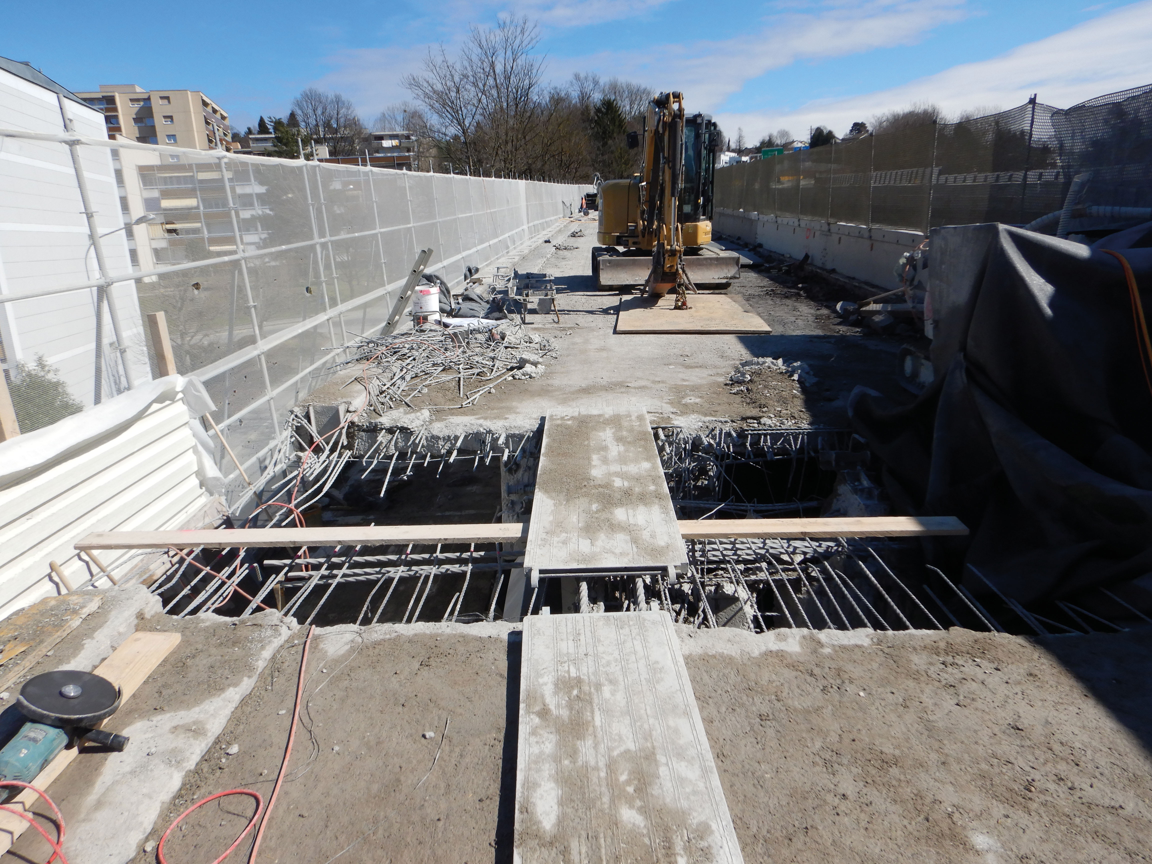 Vues de la zone de l’articulation Gerber démolie sur 1/3 de la chaussée