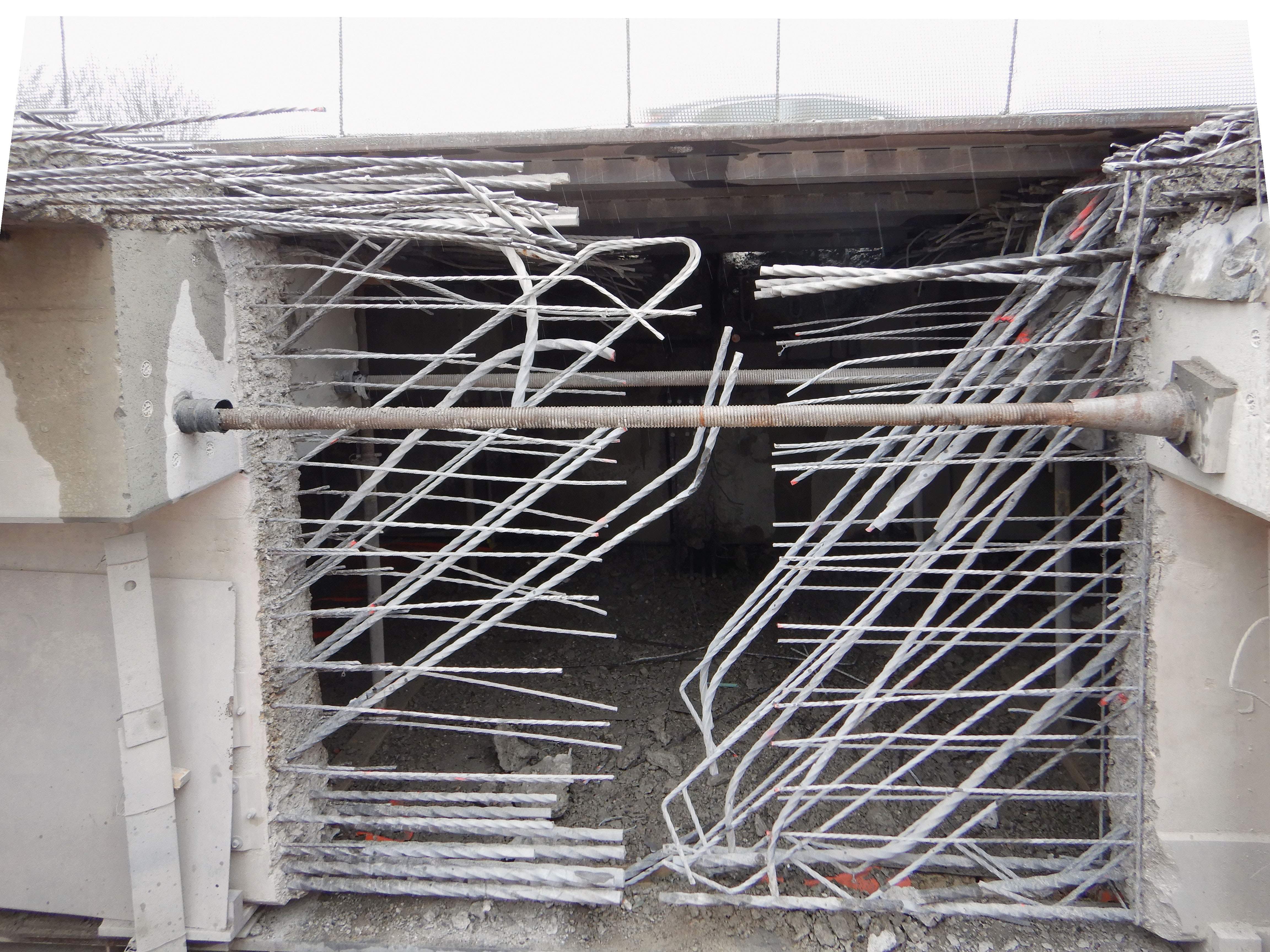 Vues de la zone de l’articulation Gerber démolie sur 1/3 de la chaussée