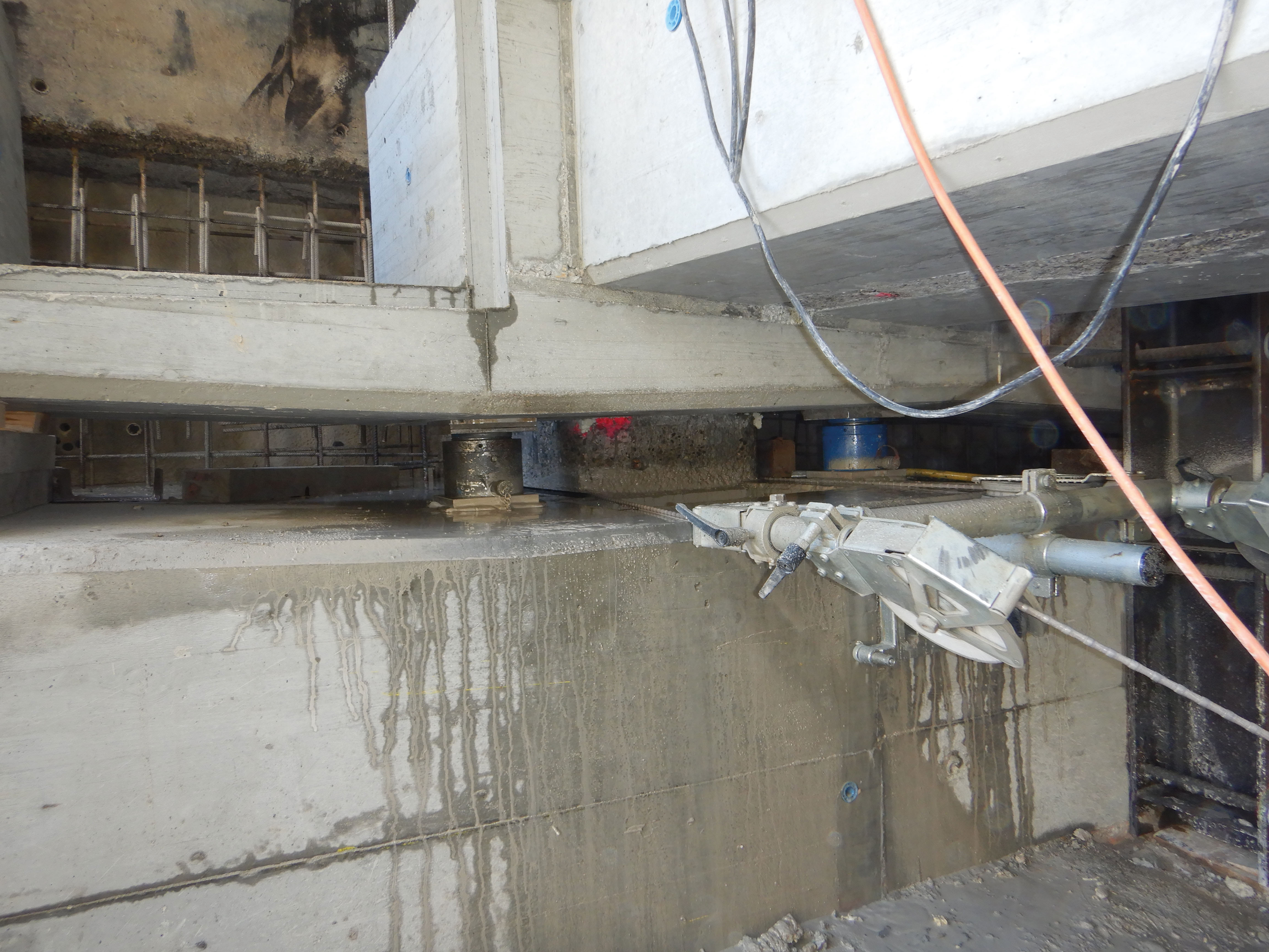 Vue du tablier vériné sur le nouveau banc de culée lors du sciage