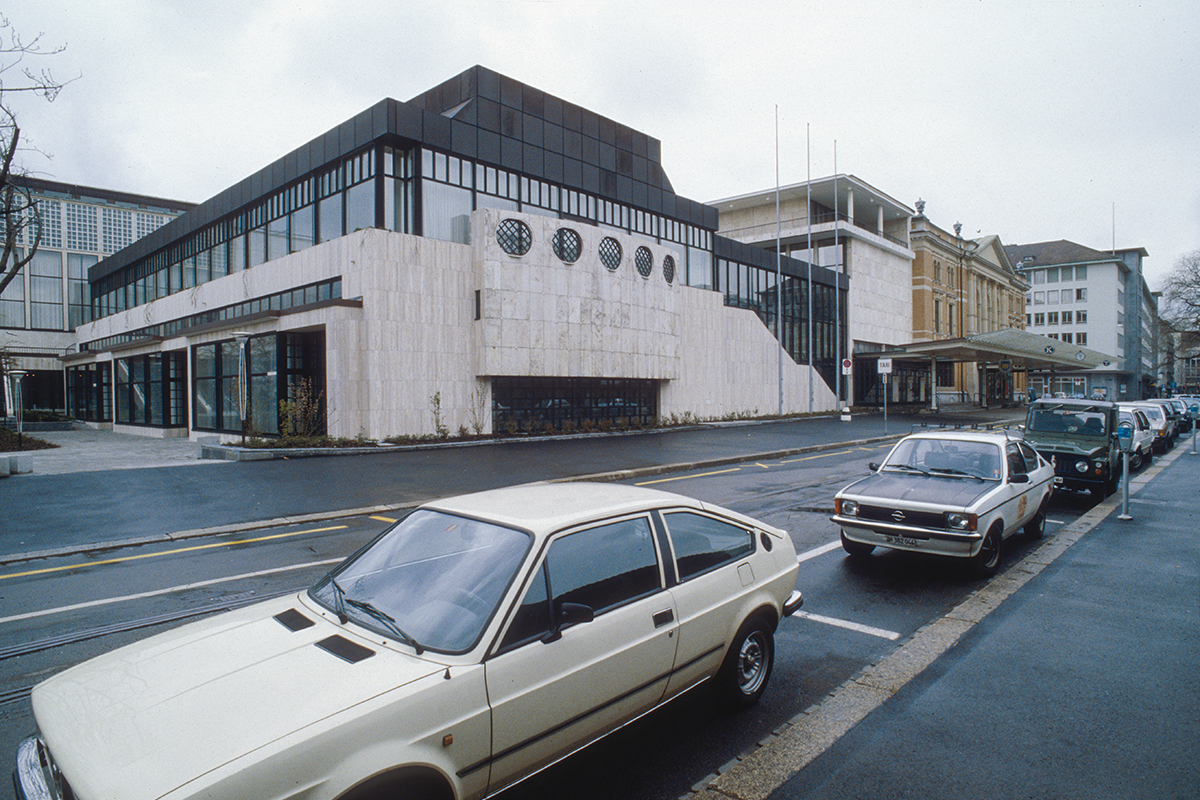 In den 1980er-Jahren wurde auf der Terrasse über der Ton­halle ein Stahlbau errichtet, der sogenannte Panoramasaal entstand (dunkelbraune Aufstockung).