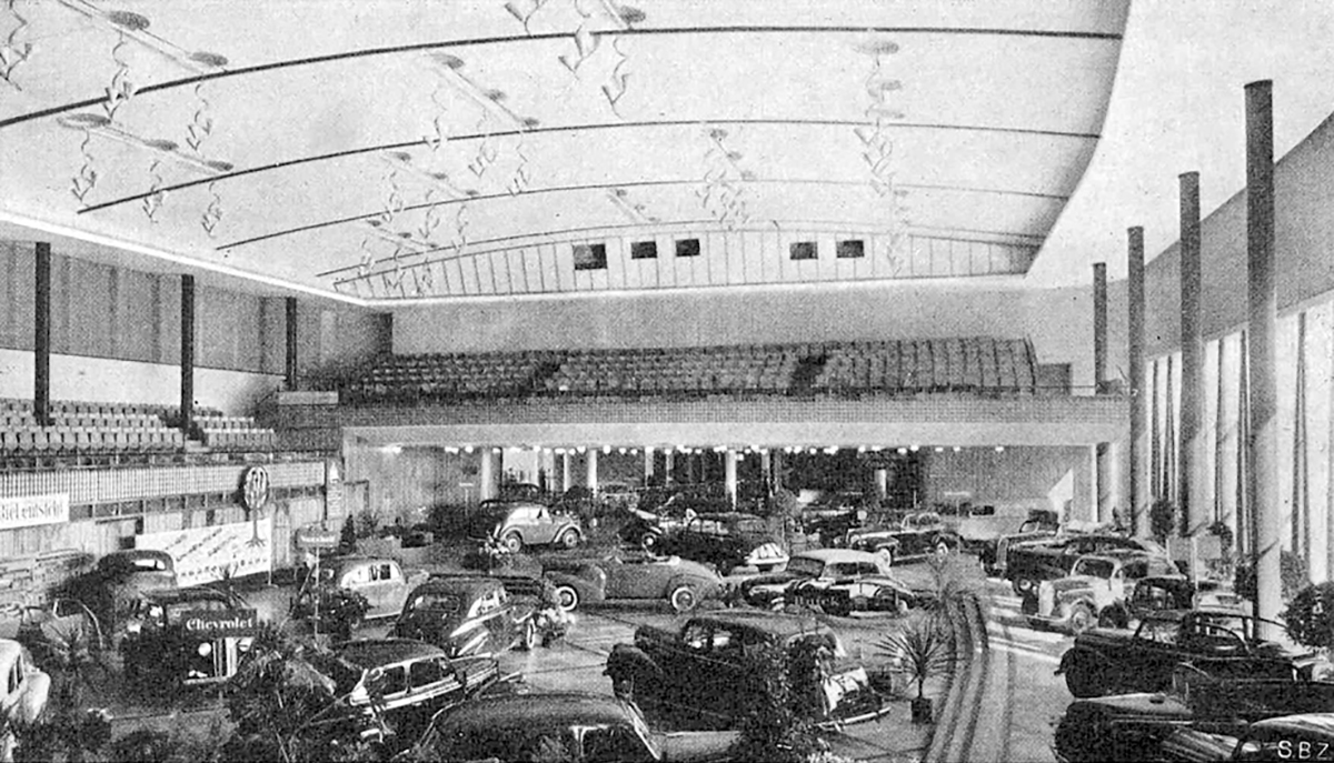 Kongresssaal ohne Bestuhlung.