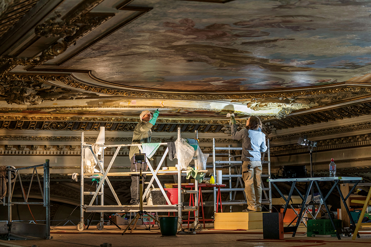 Das Deckenge­mälde von 1895 im grossen Ton­hallesaal wird instand gesetzt.