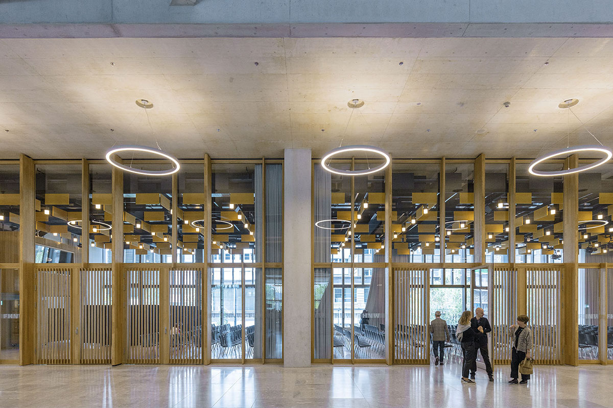 Auf denjenigen Etagen, deren Gebäudehülle fast vollständig verglast ist, beeinflusst auch der Sonnenschutz das Raumklima.