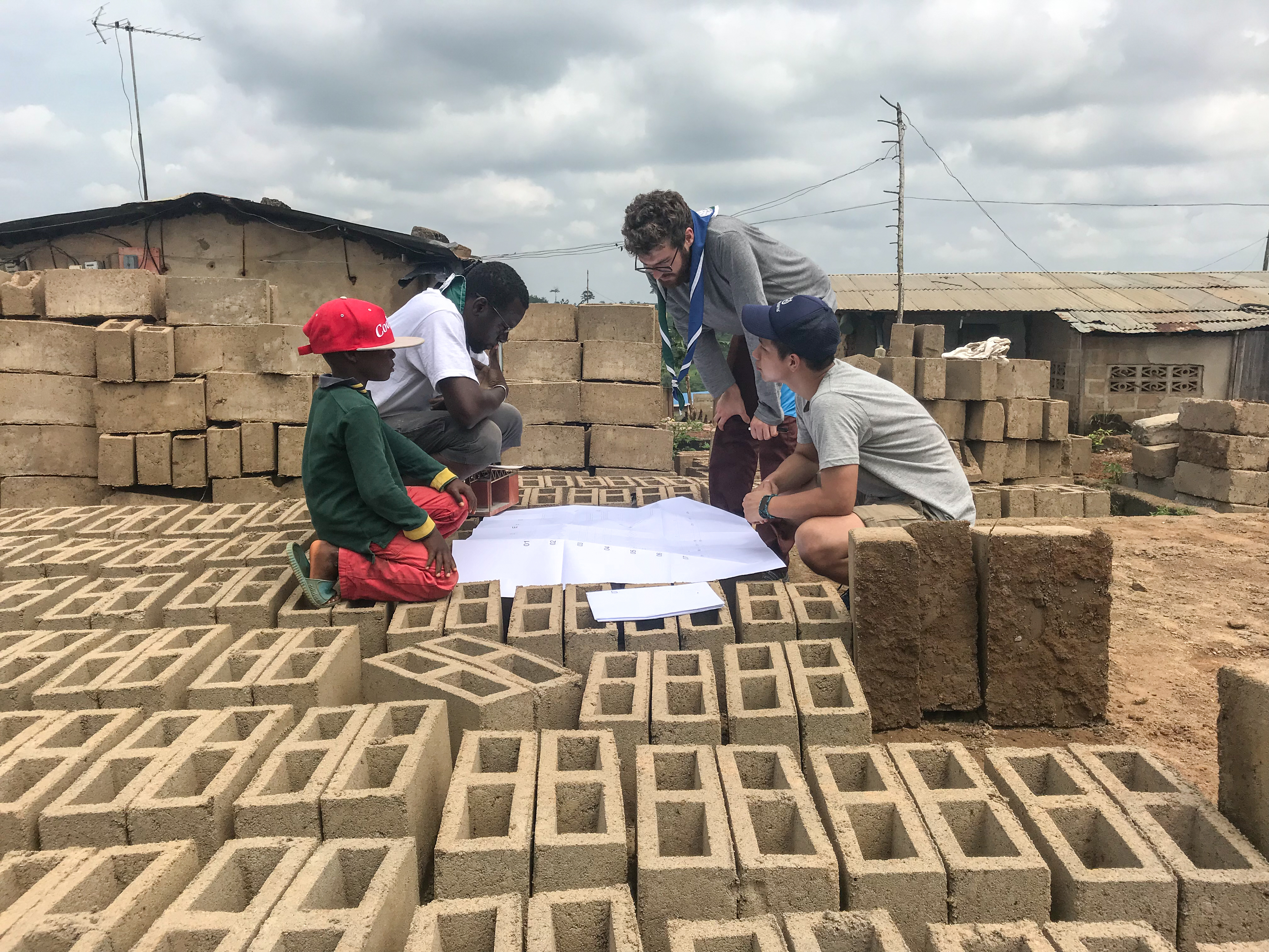 Réunion de chantier entre Ladji, Damien et Luis.