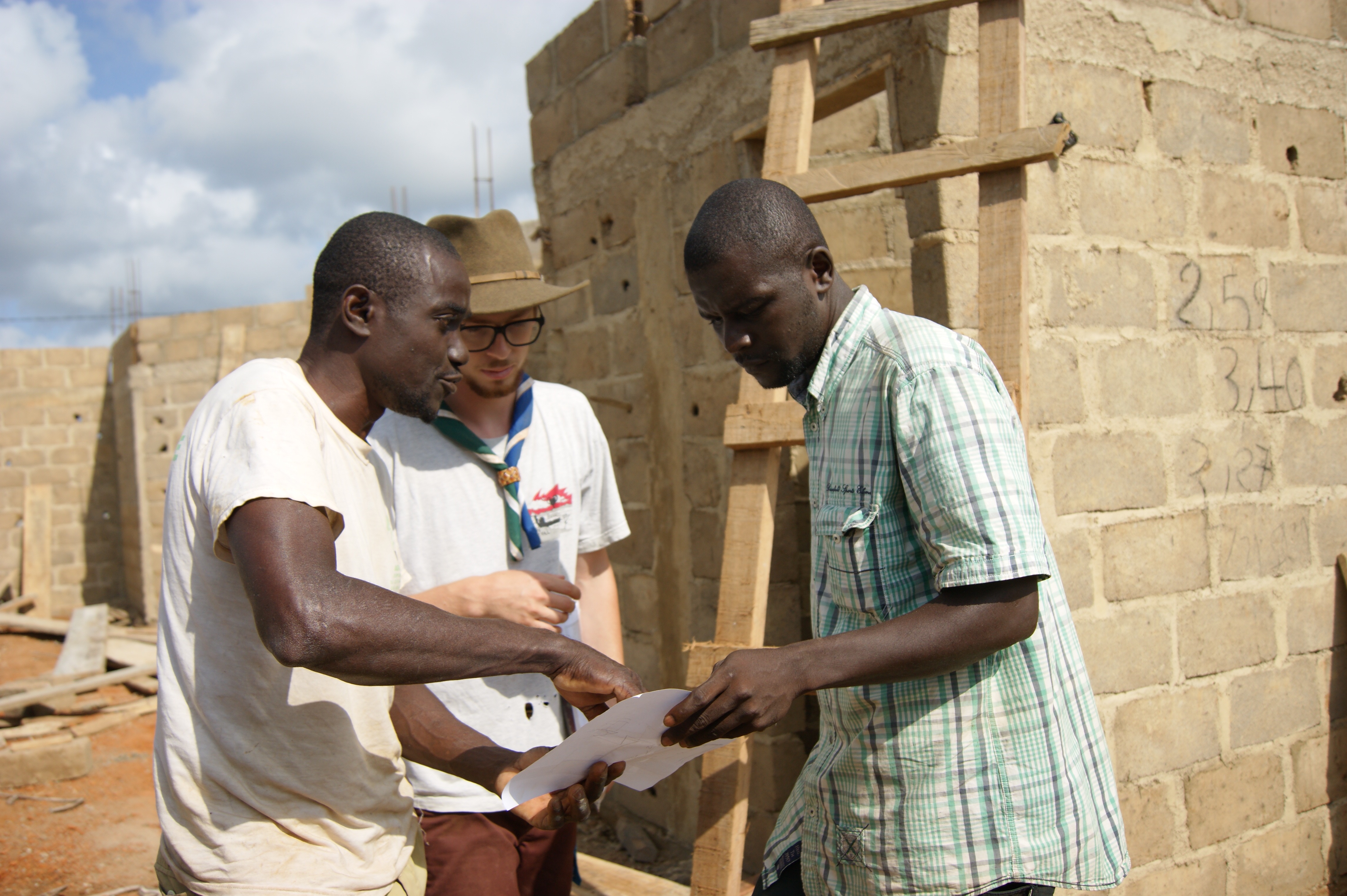 Réunion de chantier entre Nicolas et les charpentiers.