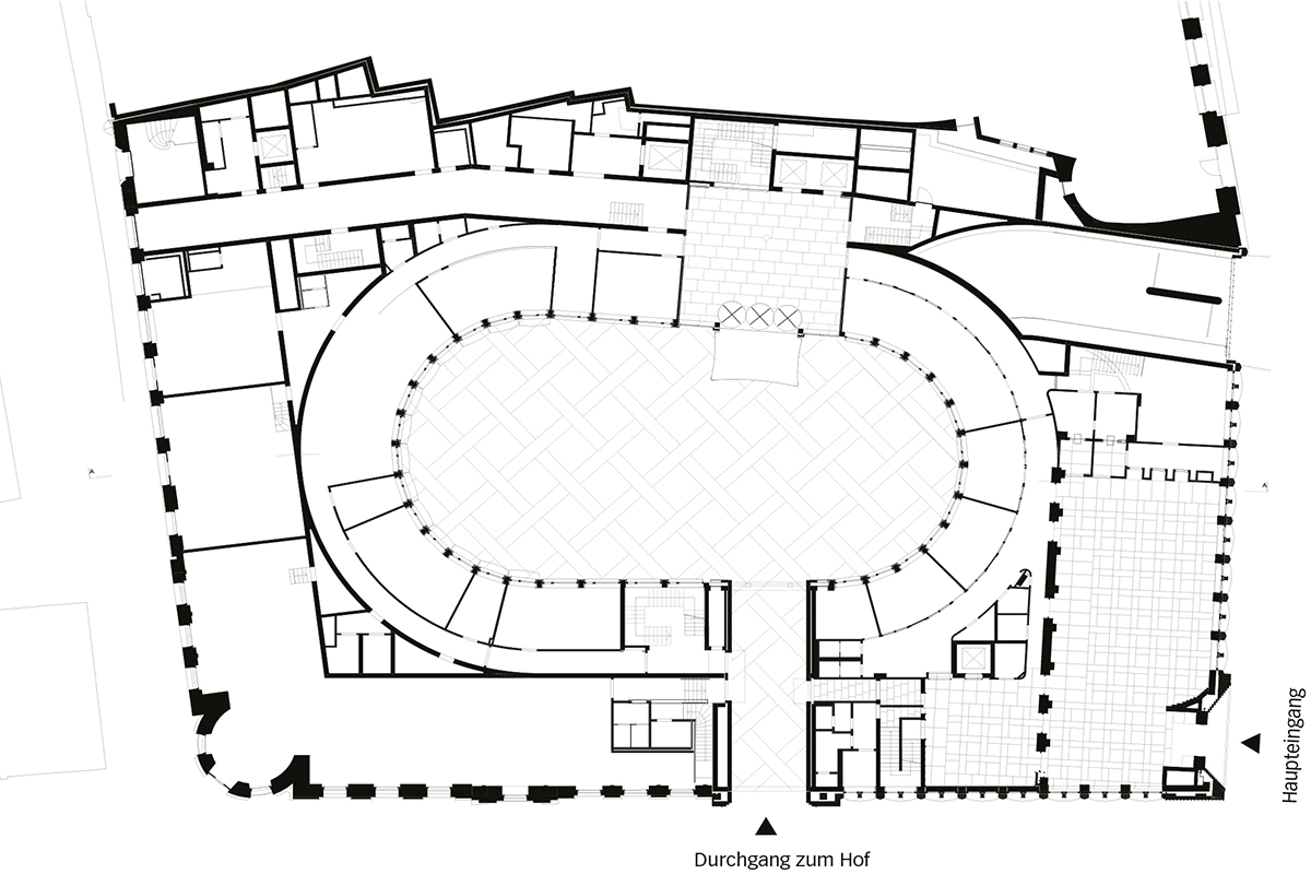 Mitte: Grundriss Erdgeschoss. Die denkmalgeschützte Fassade des Bankhauses von 1896 wurde erhalten (Nordwestecke, westlich des Durchgangs zum Innenhof).