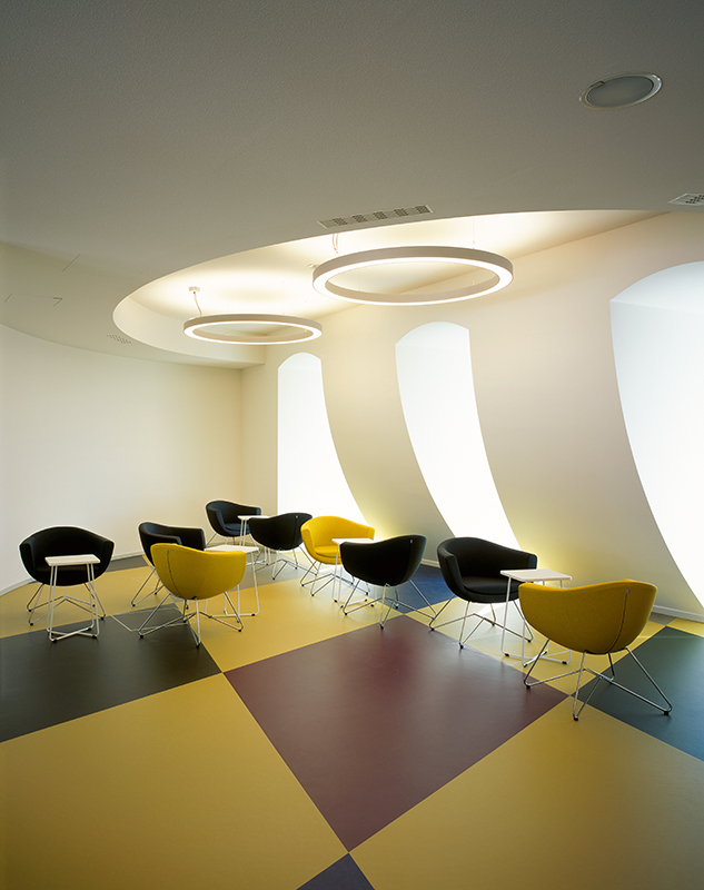 Gestaltungsfreude auch hier: Das Betriebsrestaurant im Dachgeschoss erinnert in Formgebung und Farbigkeit an Interieurs aus den 1970er-Jahren.