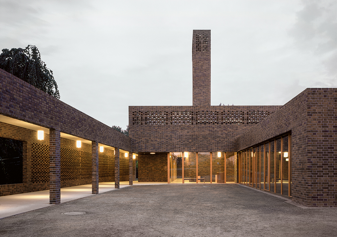 Krematorium St. Gallen: Der offene Kolonnadengang führt zum Eingang und bildet die Verbindung zum Friedhof.
