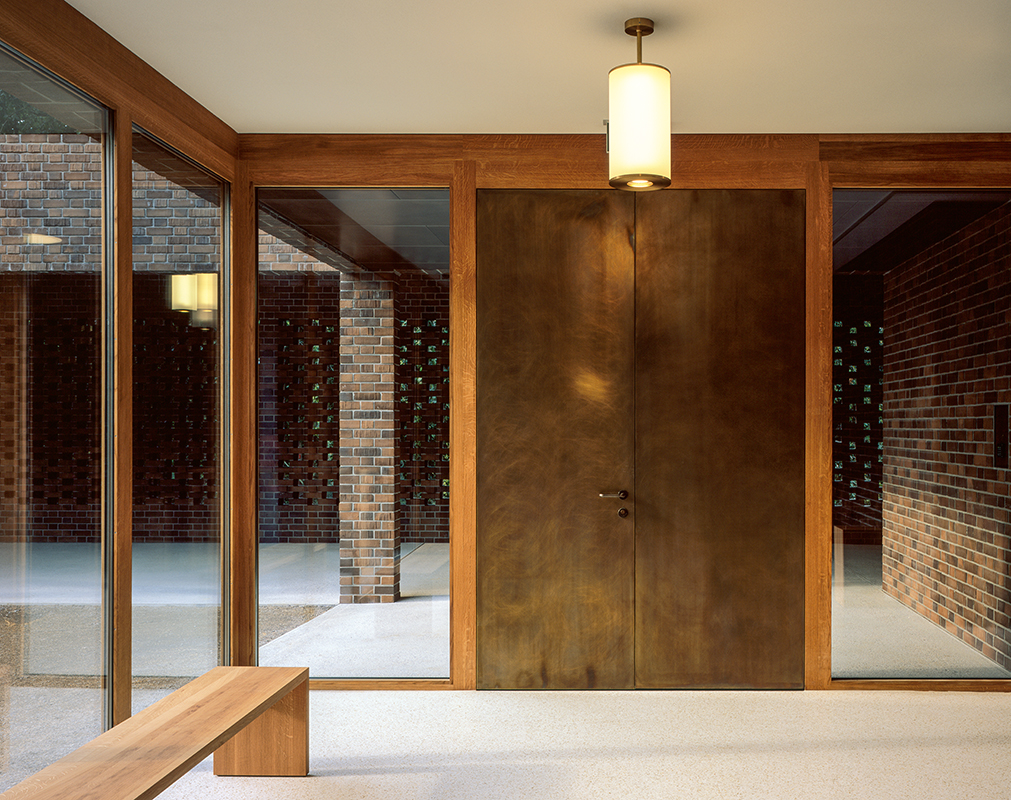 Der Empfangsbereich im Erdgeschoss ist für die Angehörigen per Badge 24 Stunden am Tag zugänglich. Hier erfolgt auch die Urnenausgabe.