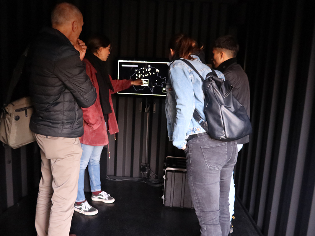 Im dunklen Innenraum kann man sich ganz auf die Töne konzentrieren.