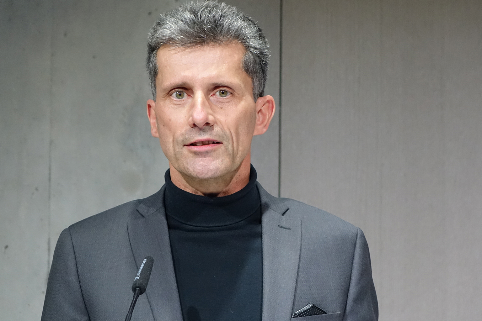 Im Namen der Hochschulen der Romandie begrüsste Prof. André Oribasi, responsable du Master en ingénierie du territoire HES-SO, die Anwesenden.