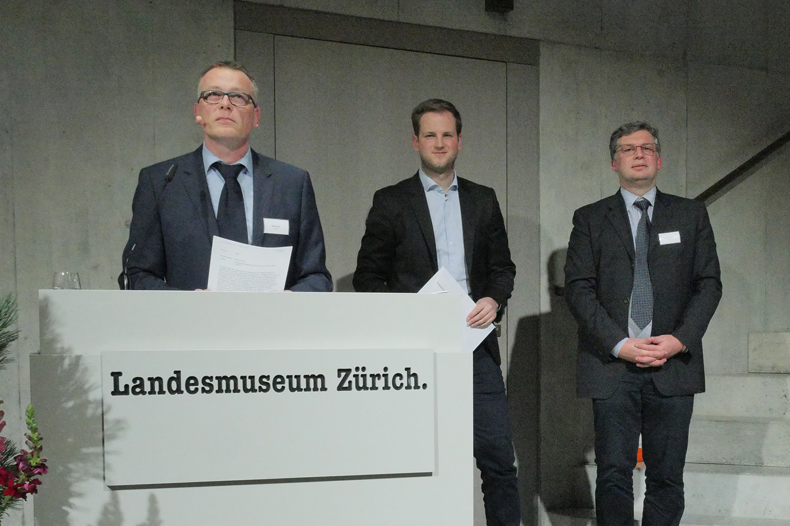 Der Nominierte des Departements Architektur, Holz und Bau Burgdorf (AHB), Bruno Winterberger (Preisträger), mit Studiengangsleiter Prof. Dr. Markus Romani. Ebenfalls nominiert, aber leider nicht anwesend: Martina Christen.