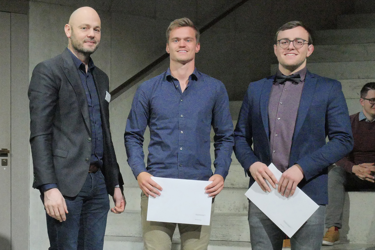 Die Nominierten der Hochschule für Architektur, Bau und Geomatik Muttenz (FHNW), Manuel Berger (Mitte, Preisträger) und Jonas Dürr, mit Studiengangsleiter Prof. Dr. Harald Schuler.