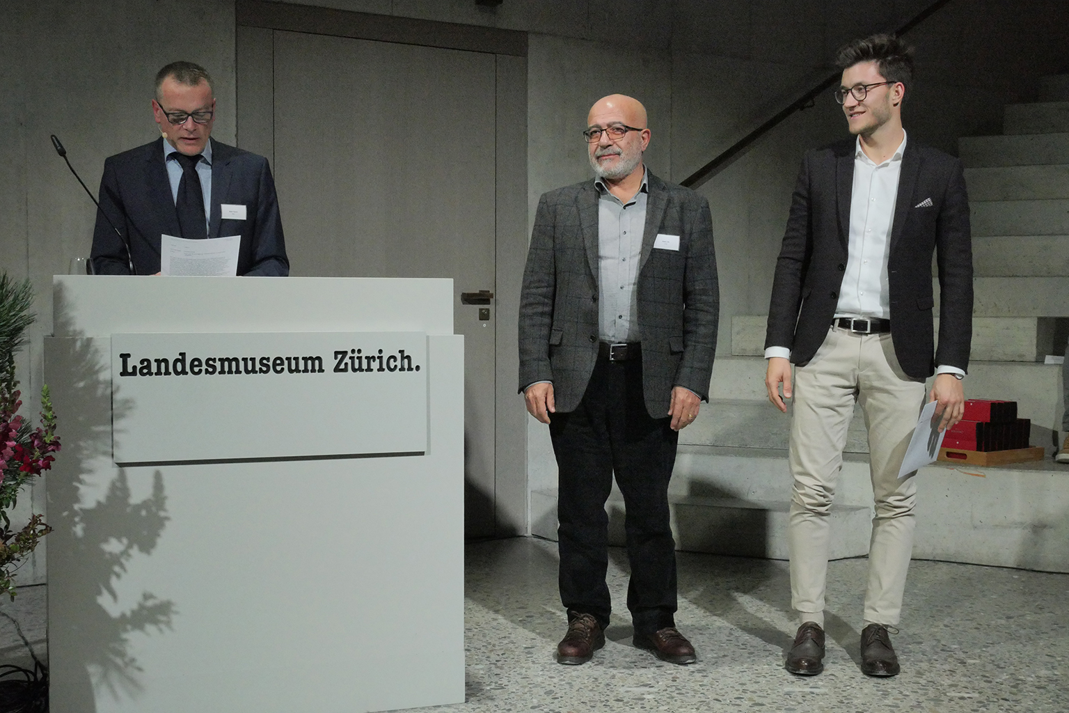 Der Nominierte der Hochschule für Technik und Wirtschaft Chur, Dennis Däscher, mit Studiengangsleiter Prof. Dr. Imad Lifa. Ebenfalls nominiert, aber leider nicht anwesend: Linda Balmer (Preisträgerin).