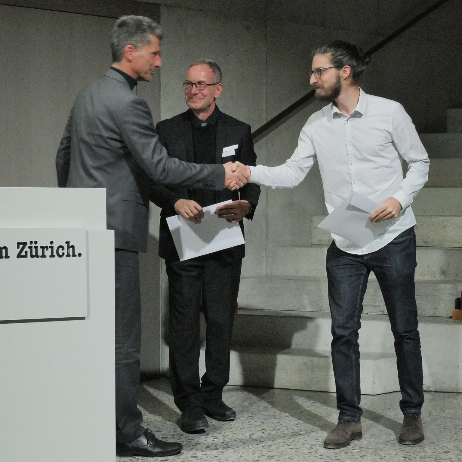 Der Nominierte der Haute école du paysage, d’ingénierie et d’architecture de Genève (HEPIA), Guillaume Allimann, mit Studiengangsleiter Prof. Pierre-André Dupraz. Ebenfalls nominiert, aber leider nicht anwesend: Gaspard Baudrenghien (Preisträger).