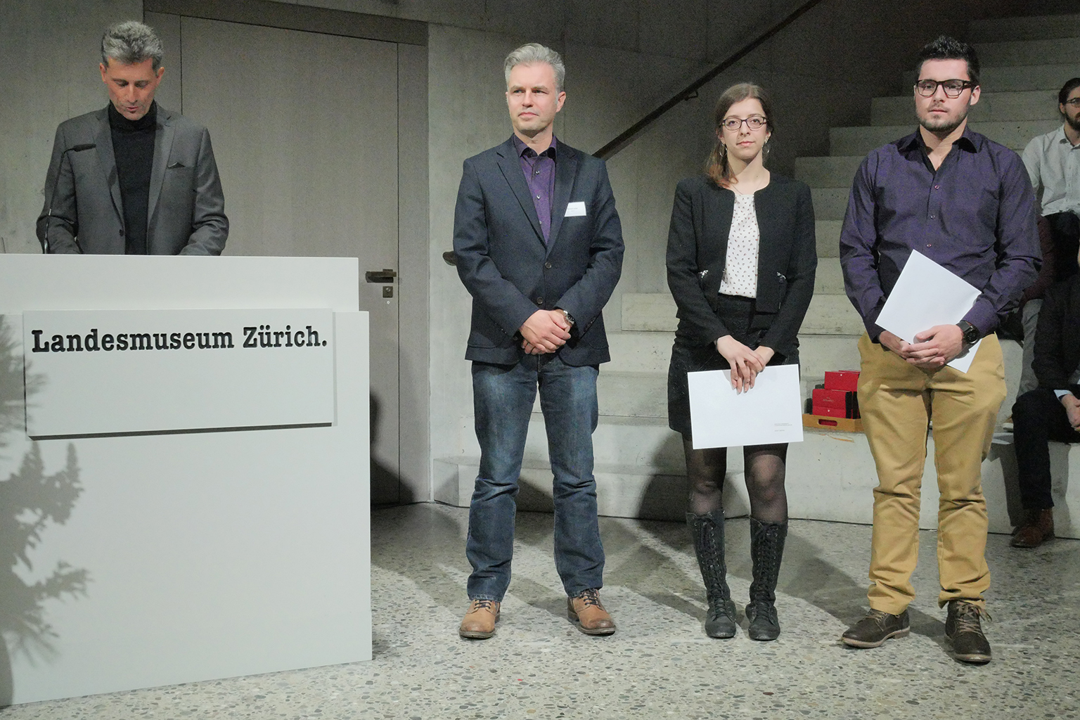 Die Nominierten der Haute école d’ingénierie et d’architecture de Fribourg (HEIA-FR), Julie Carron (Preisträgerin) und Victor Ropraz, mit Studiengangsleiter Prof. Renaud Joliat.