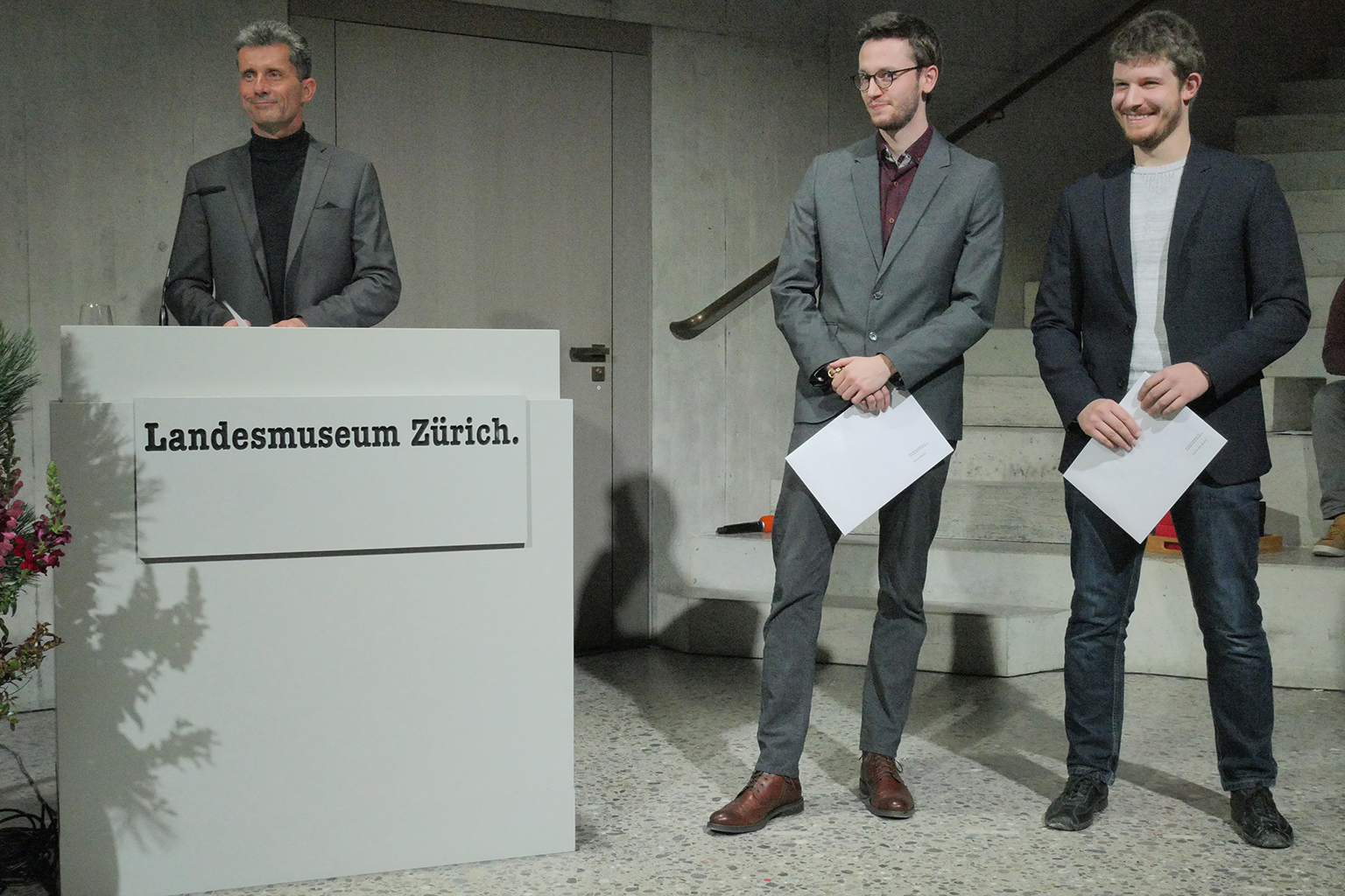 Die Nominierten der Haute Ecole d’Ingénierie et de Gestion du Canton de Vaud, Yverdon-les-Bains (HEIG-VD), Florian Mottier (Mitte) und Camille Jean Jaccard (Preisträger). Studiengangsleiter Prof. André Oribasi findet lobende Worte für seine Studierenden.